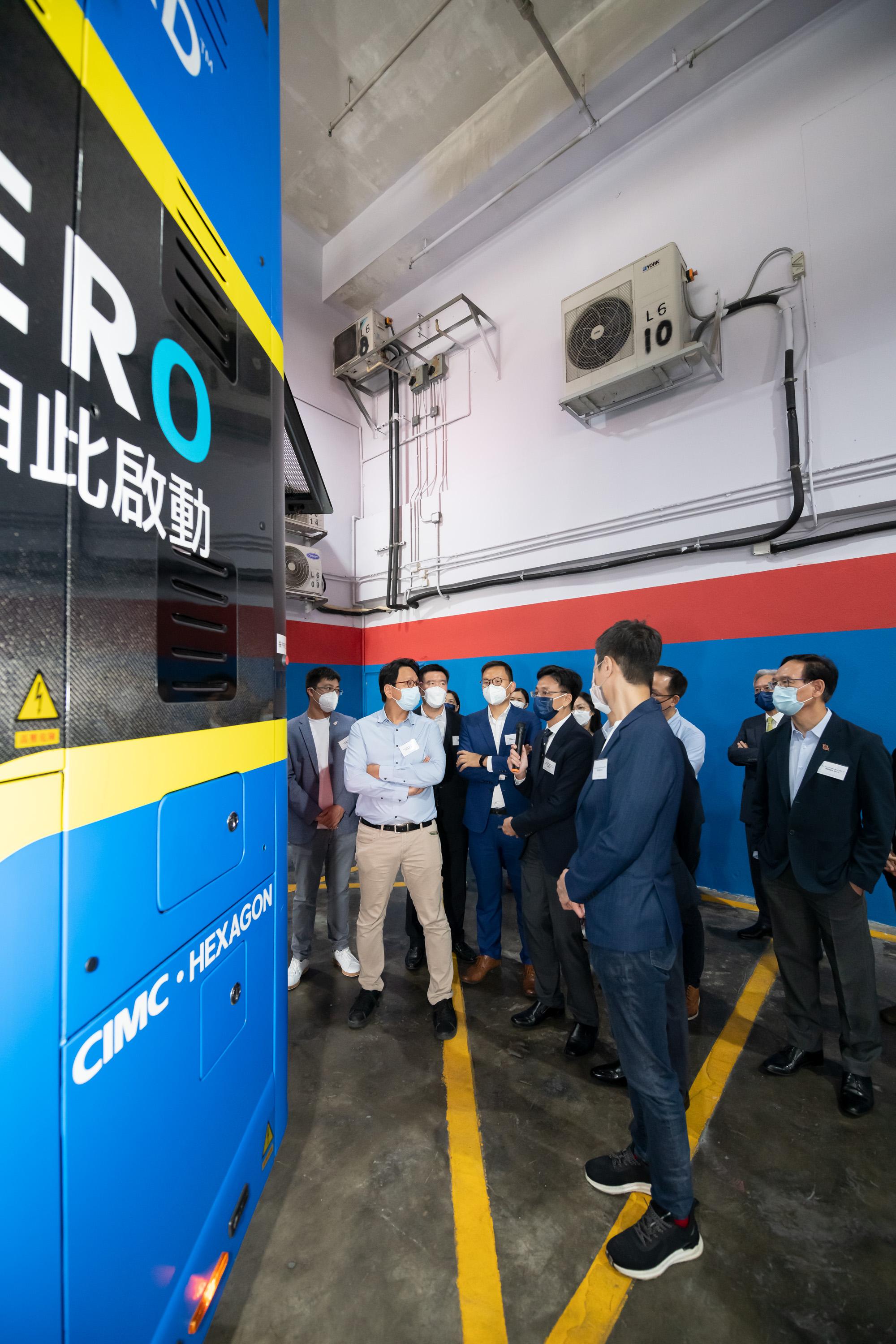 The Legislative Council (LegCo) Panel on Transport visited the Citybus Limited (Citybus) Headquarter today (August 19) to observe their facilities, including the world’s first tri-axle hydrogen fuel cell double deck bus. Photo shows LegCo Members receiving a briefing by a representative of Citybus on the infrastructure required for the hydrogen fuel cell double deck bus.