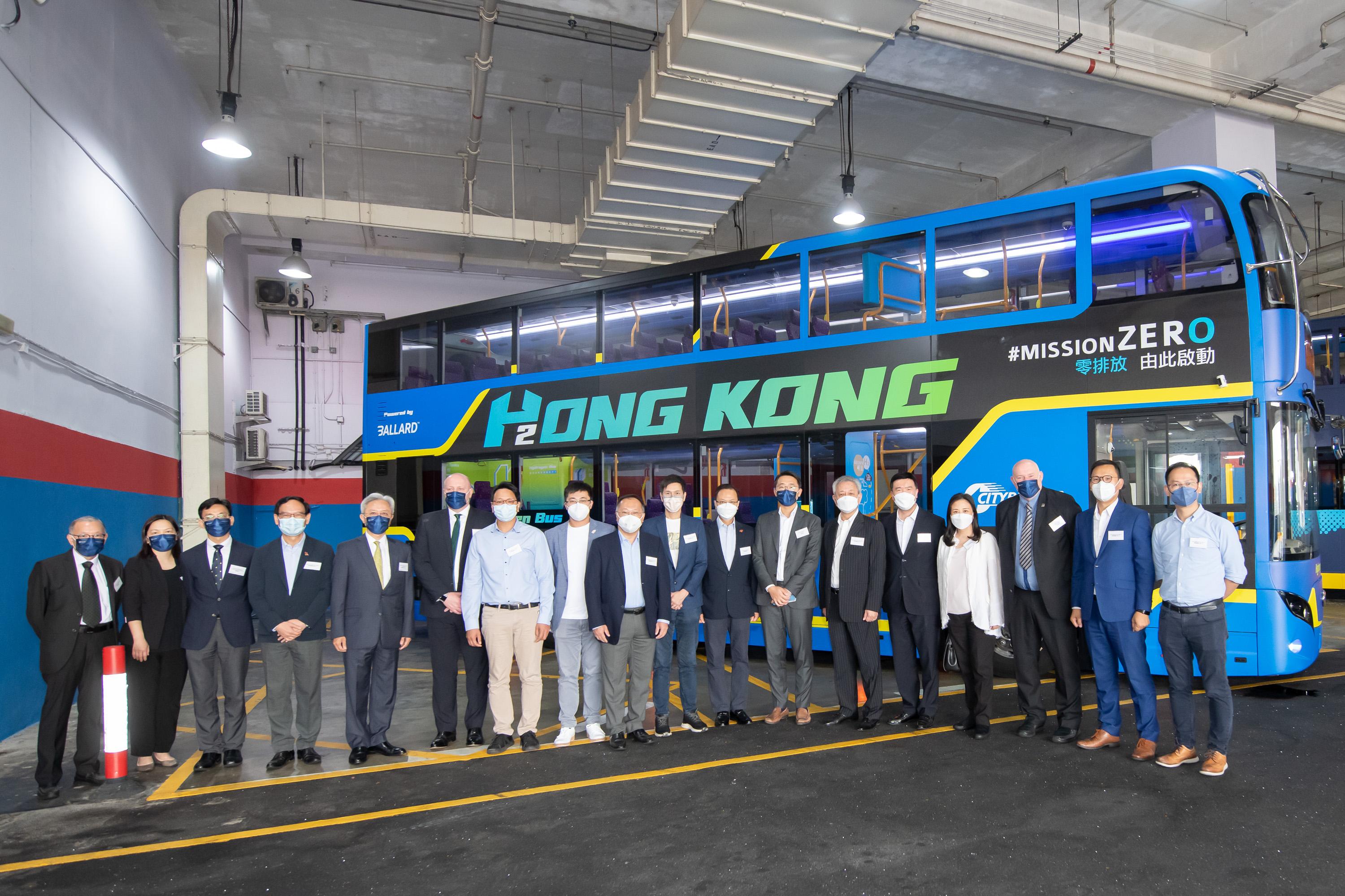 The Legislative Council (LegCo) Panel on Transport visited the Citybus Limited (Citybus) Headquarter today (August 19) to observe their facilities, including the world’s first tri-axle hydrogen fuel cell double deck bus. Photo shows LegCo Members taking a group photo with the management of Citybus at the Citybus Headquarter.