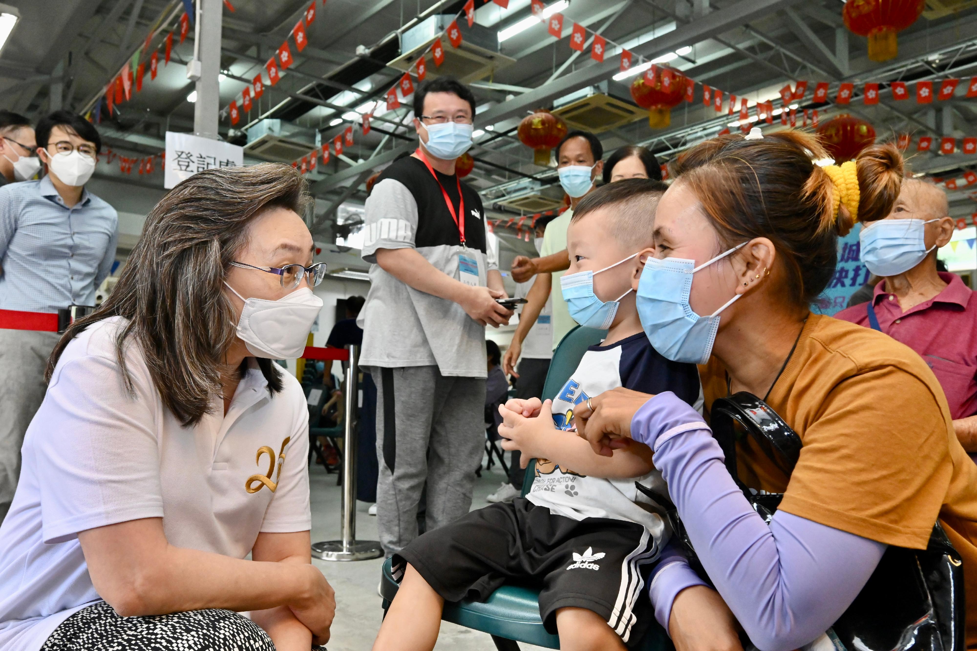 The Secretary for the Civil Service, Mrs Ingrid Yeung, today (August 20) led an outreach COVID-19 vaccination team to Mui Wo Recreation Centre to provide the Sinovac vaccination service to more than 190 residents from Mui Wo and southern Lantau Island. Photo shows Mrs Yeung (left) giving encouragement to a child who is under 3 years old that would receive vaccination.
