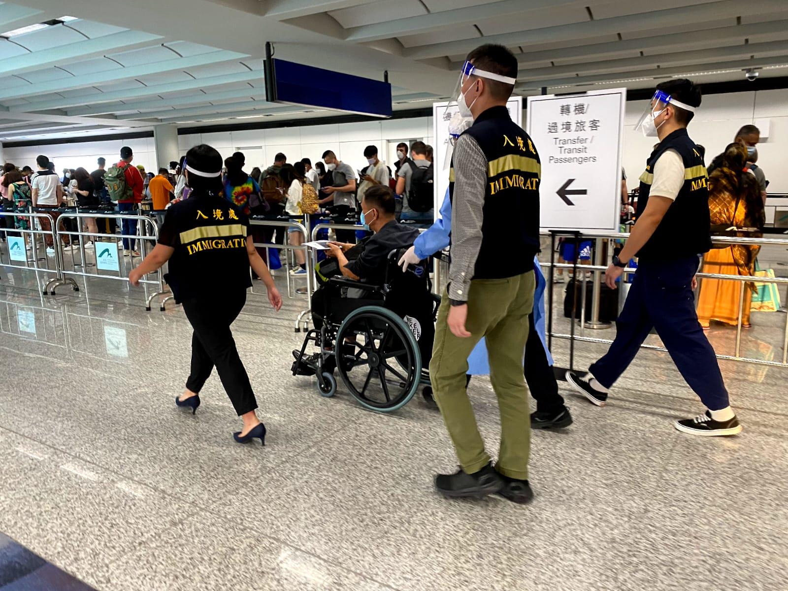 今日（八月二十二日）一名求助港人安全抵達香港國際機場，圖示入境處人員在場協助。