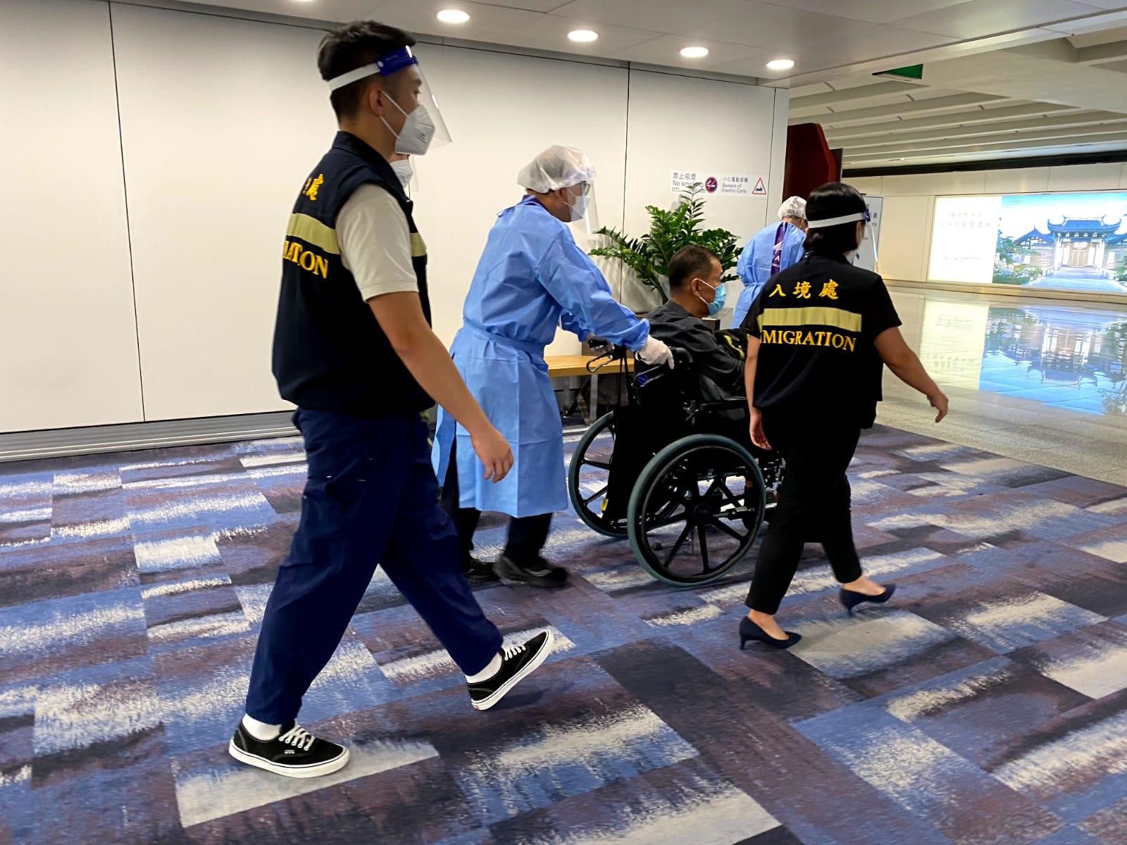 今日（八月二十二日）一名求助港人安全抵達香港國際機場，圖示入境處人員在場協助。