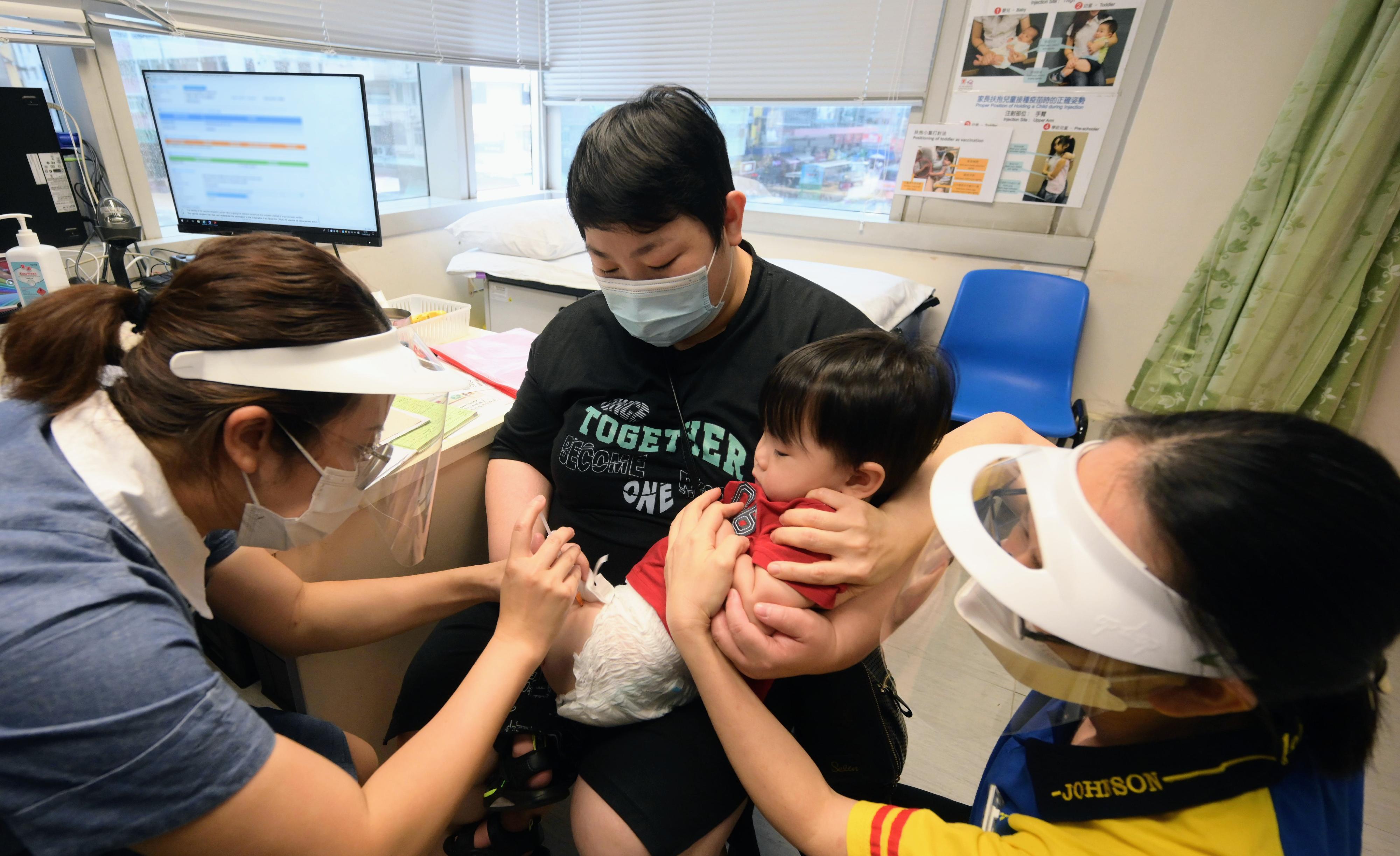 公務員事務局局長楊何蓓茵今日（八月二十三日）到西九龍母嬰健康院，了解健康院為幼童提供新冠疫苗接種服務的安排。圖示一名十七個月大的男童接種新冠疫苗。


