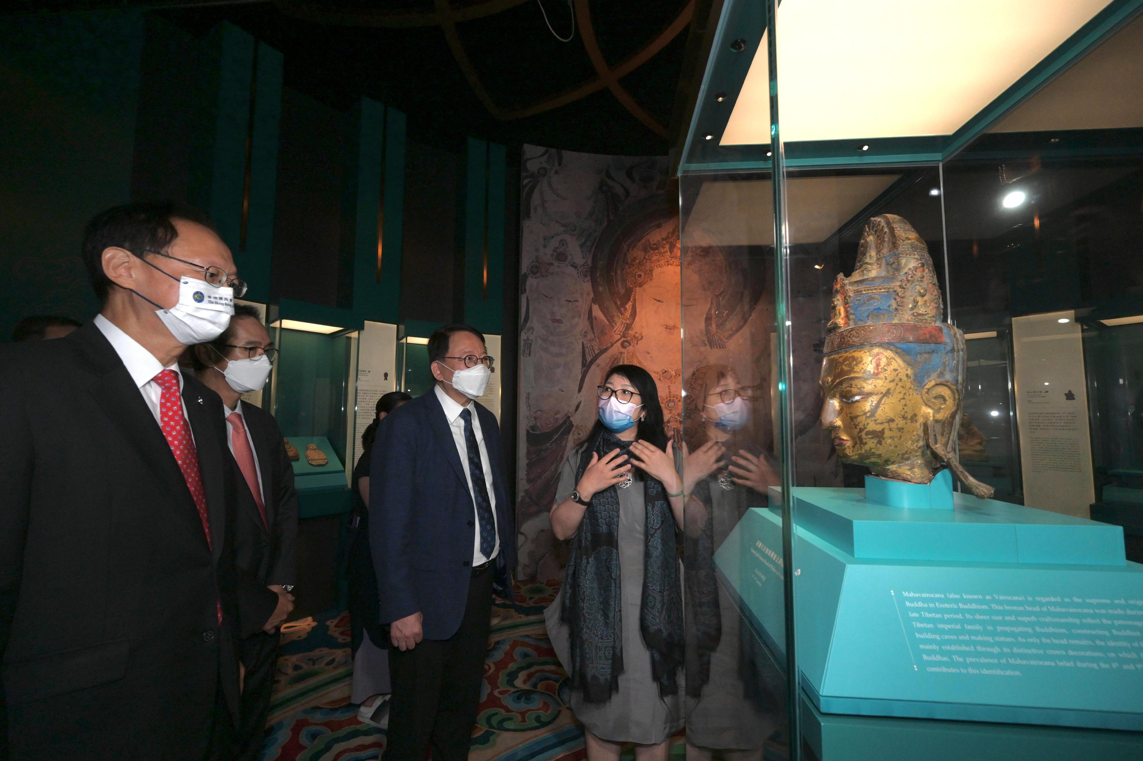 政務司司長陳國基今日（八月二十三日）出席「香港賽馬會呈獻系列：敦煌──千載情緣的故事」展覽開幕禮。圖示陳國基（右二）參觀展覽。