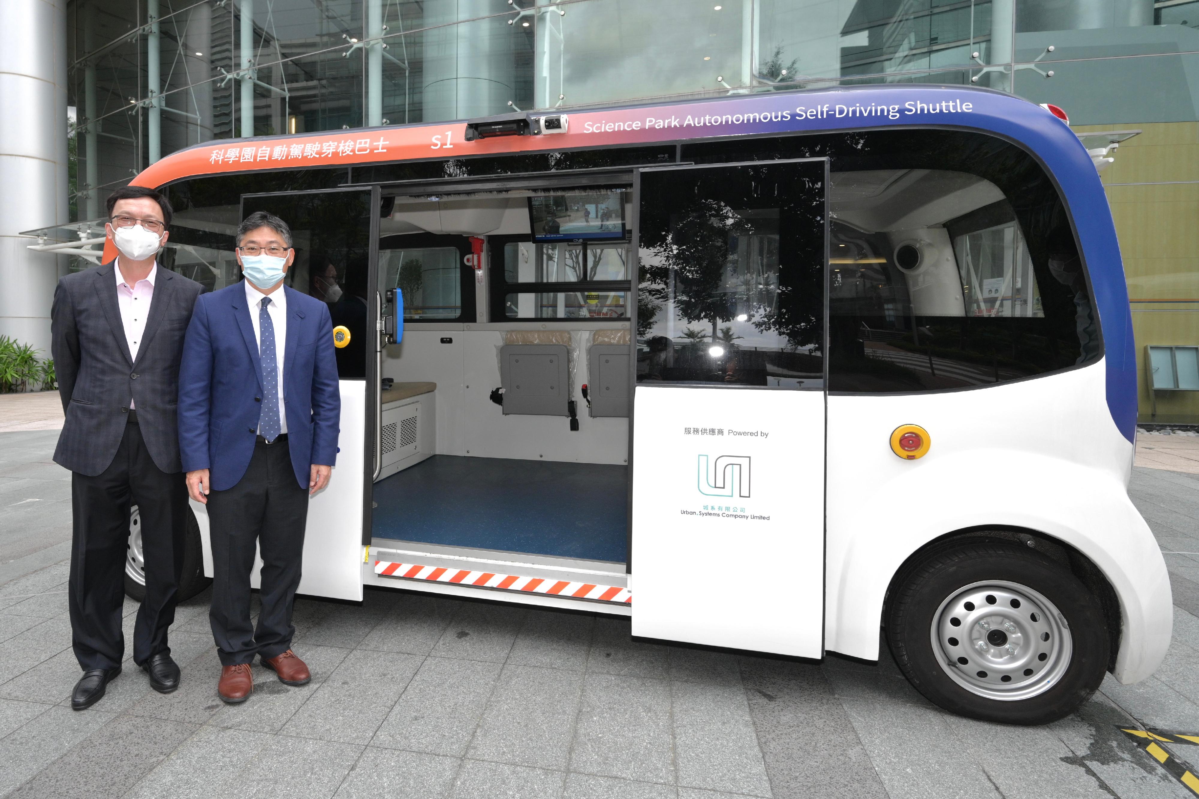 The Secretary for Transport and Logistics, Mr Lam Sai-hung (right), and the Under Secretary for Transport and Logistics, Mr Liu Chun-san (left), took a ride on an autonomous vehicle at the Hong Kong Science Park today (August 24) to experience a drive using an autonomous driving system under certain conditions and environments, as well as the convenience brought about by high driving automation.