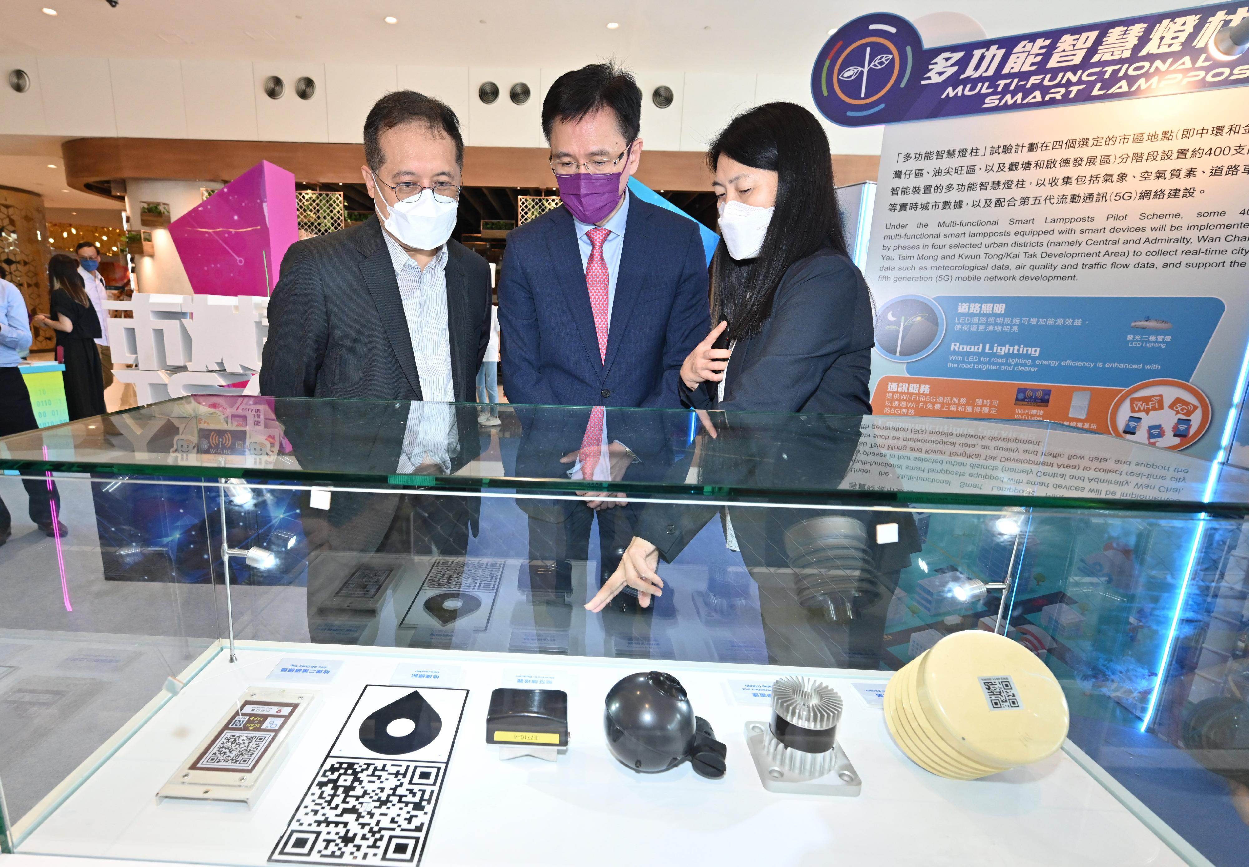 The Secretary for Innovation, Technology and Industry, Professor Sun Dong (centre), today (August 26) visited the Smart City Roving Exhibition launched by the Office of the Government Chief Information Officer at the D·Park, Tsuen Wan, and received a briefing on the devices of the Multi-functional Smart Lampposts. Looking on is the Acting Deputy Government Chief Information Officer, Mr Kingsley Wong (left).