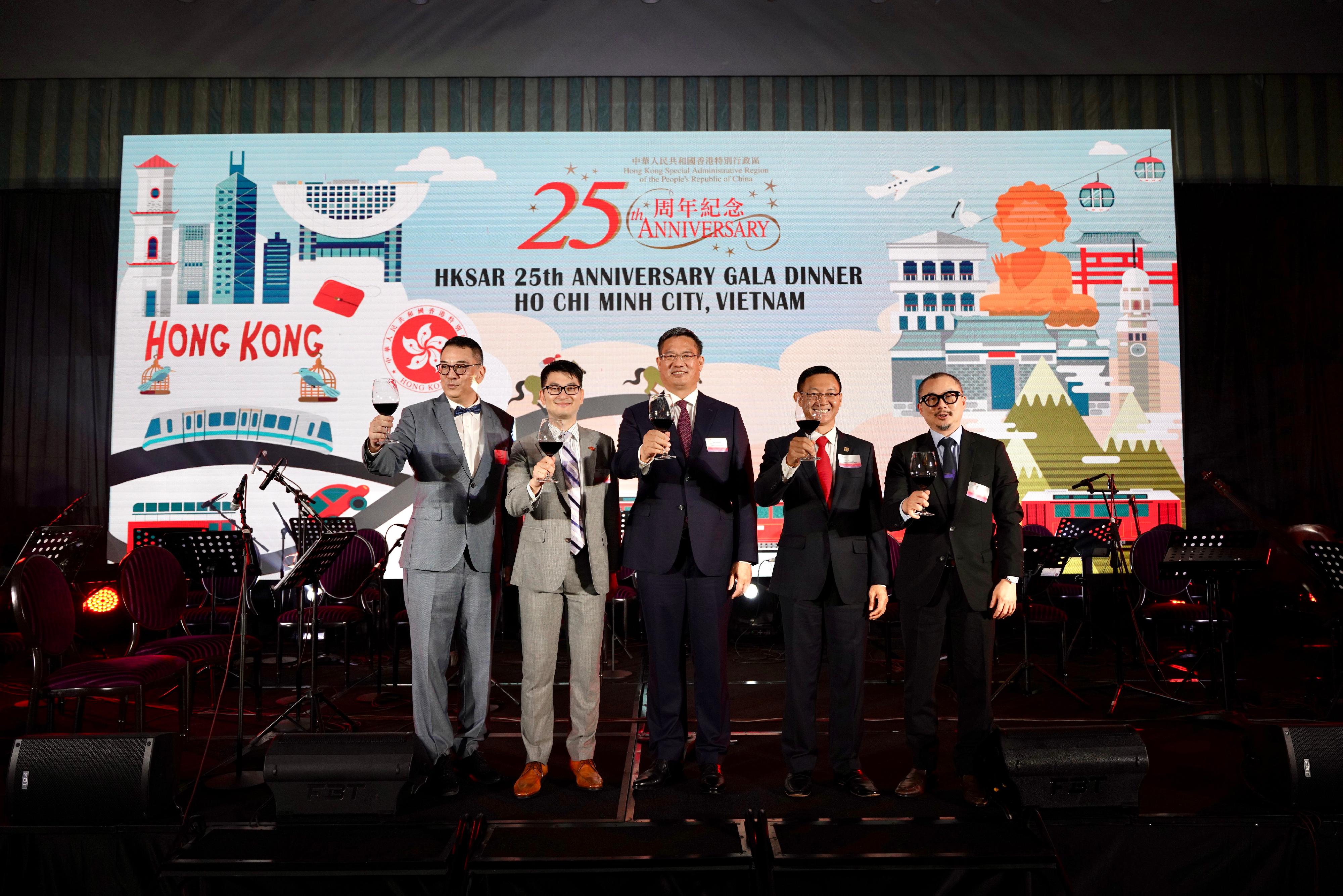 The Hong Kong Economic and Trade Office in Singapore hosted a gala dinner in Ho Chi Minh City, Vietnam today (August 27) in celebration of the 25th anniversary of the establishment of the Hong Kong Special Administrative Region. Photo shows the Director of the Singapore ETO, Mr Wong Chun To (second left); the Regional Director of Southeast Asia and South Asia of the Hong Kong Trade Development Council, Mr Peter Wong (first right); the Chairman of the Hong Kong Business Association Vietnam, Mr Michael Chiu (first left); the Director-General of Department of Foreign Affairs in Ho Chi Minh City under the Ministry of Foreign Affairs of Vietnam, Mr Tran Phuoc Anh  (second right); and the Chinese Consul General in Ho Chi Minh City, Mr Wei Huaxiang (centre). 