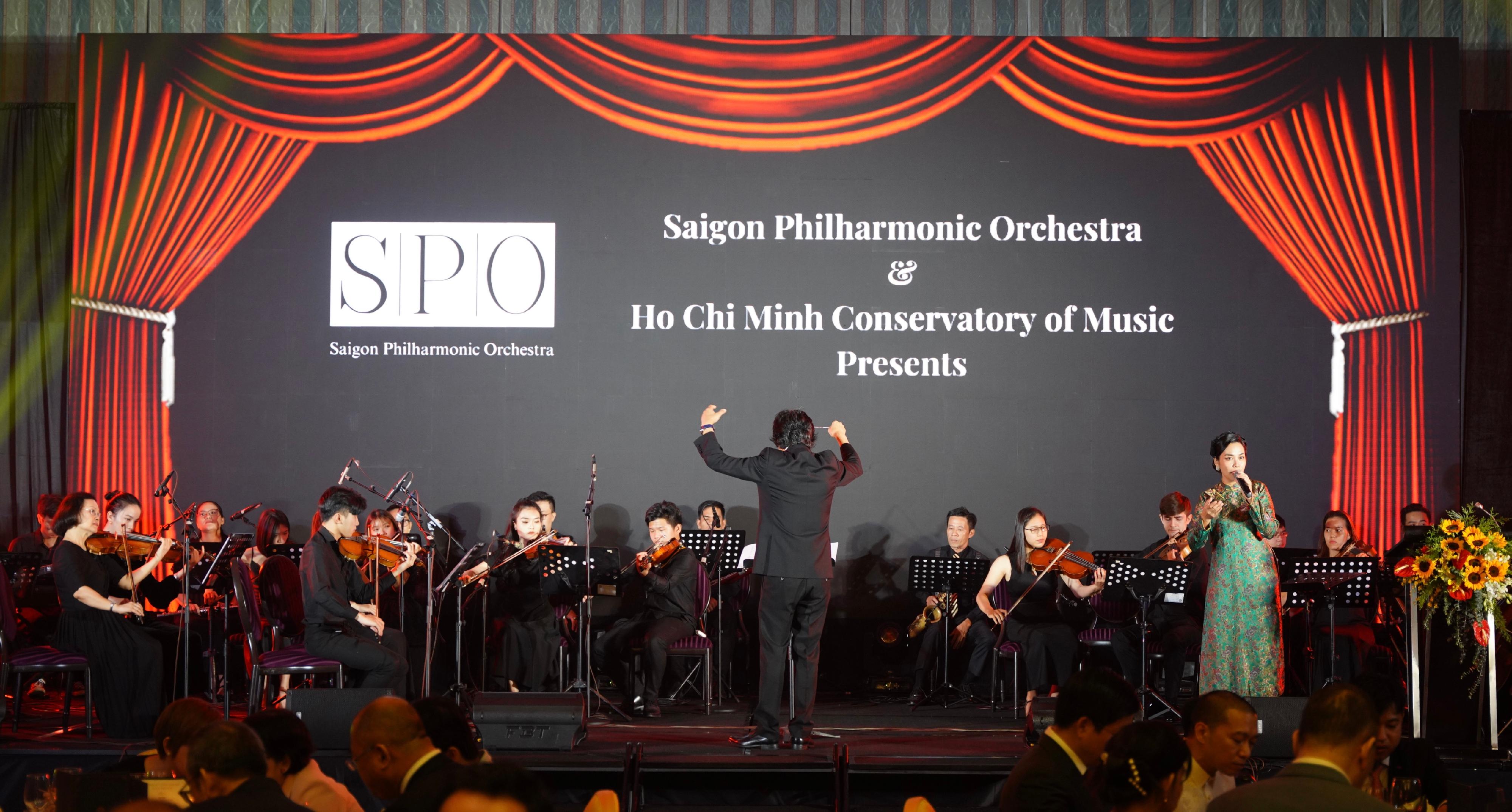 The Hong Kong Economic and Trade Office in Singapore hosted a gala dinner in Ho Chi Minh City, Vietnam today (August 27) in celebration of the 25th anniversary of the establishment of the Hong Kong Special Administrative Region. Photo shows the Saigon Philharmonic Orchestra and Vietnamese opera singer Ngoc Mai (right) performing at the gala dinner.