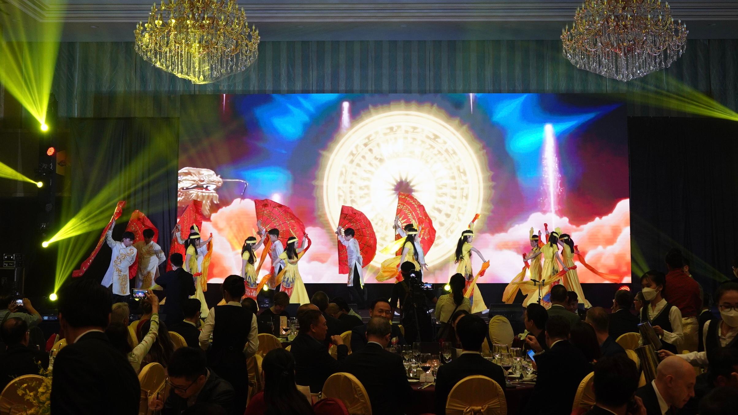The Hong Kong Economic and Trade Office in Singapore hosted a gala dinner in Ho Chi Minh City, Vietnam today (August 27) in celebration of the 25th anniversary of the establishment of the Hong Kong Special Administrative Region. Photo shows a folk dance performance by a group of Vietnamese students with hearing impairment, as part of efforts to demonstrate social inclusion and cultural exchange between Hong Kong and Vietnam.  
