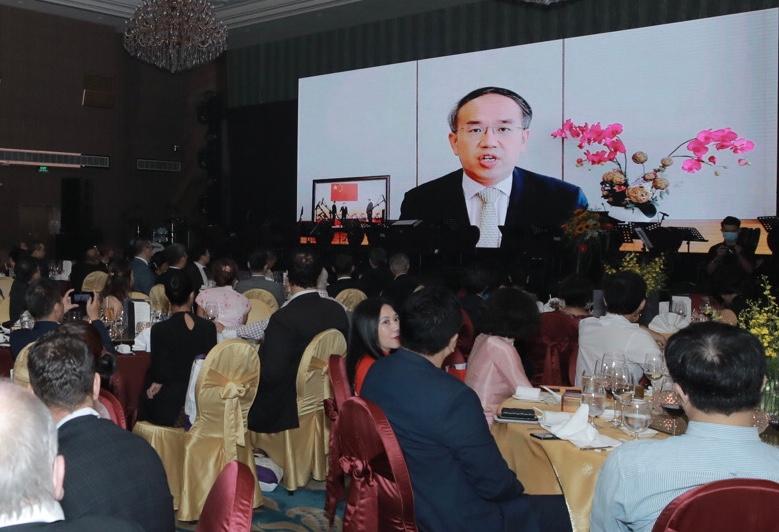 The Hong Kong Economic and Trade Office in Singapore hosted a gala dinner in Ho Chi Minh City, Vietnam today (August 27) in celebration of the 25th anniversary of the establishment of the Hong Kong Special Administrative Region. Photo shows the Secretary for Financial Services and the Treasury, Mr Christopher Hui, giving a speech via video at the gala dinner.