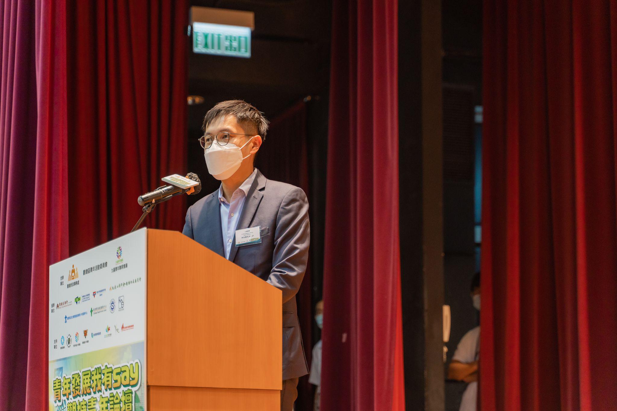 The Kwun Tong District Office, the Kwun Tong District Youth Programme Committee and the Kowloon Youths Joint Conference jointly organised the “Our Say in Youth Development – Kwun Tong Youth Forum” at the auditorium of the Christian Family Service Centre in Kwun Tong this afternoon (August 27). Picture shows the District Officer (Kwun Tong), Mr Andy Lam, delivering a welcoming speech.