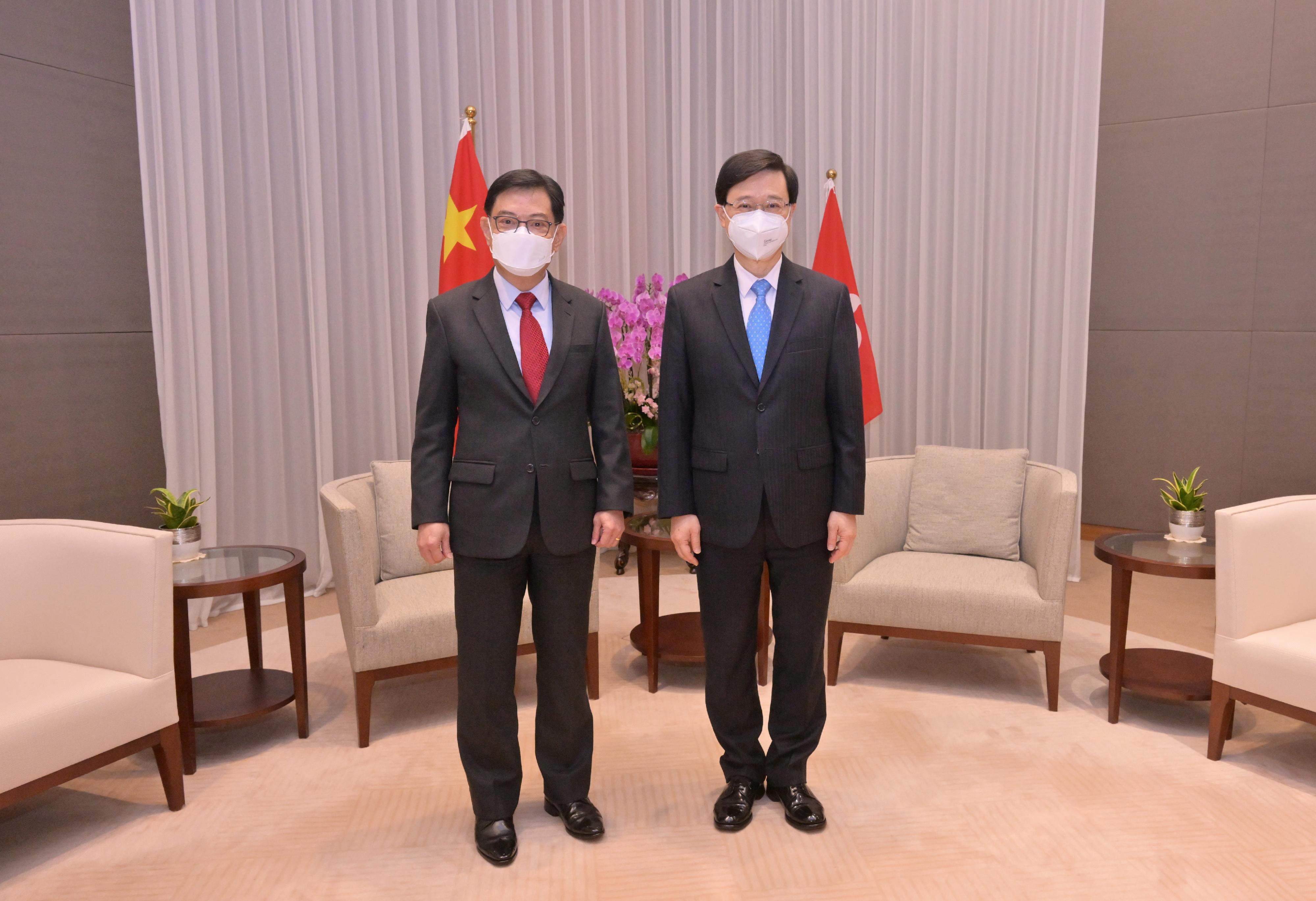 行政長官李家超（右）今日（八月二十九日）與新加坡副總理兼經濟政策統籌部長王瑞杰（左）會面。