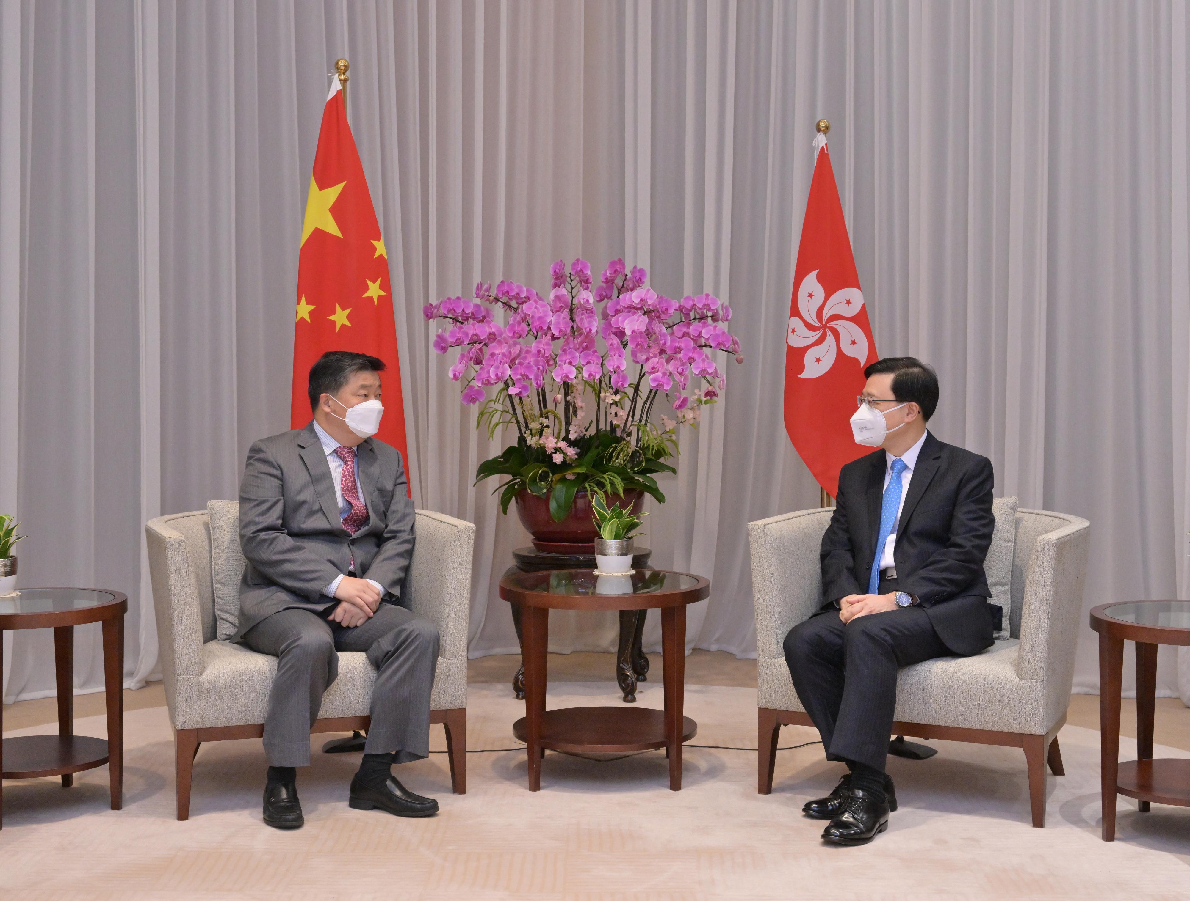 The Chief Executive, Mr John Lee (right), today (August 29) meets with the President of the China Development Bank, Mr Ouyang Weimin (left).