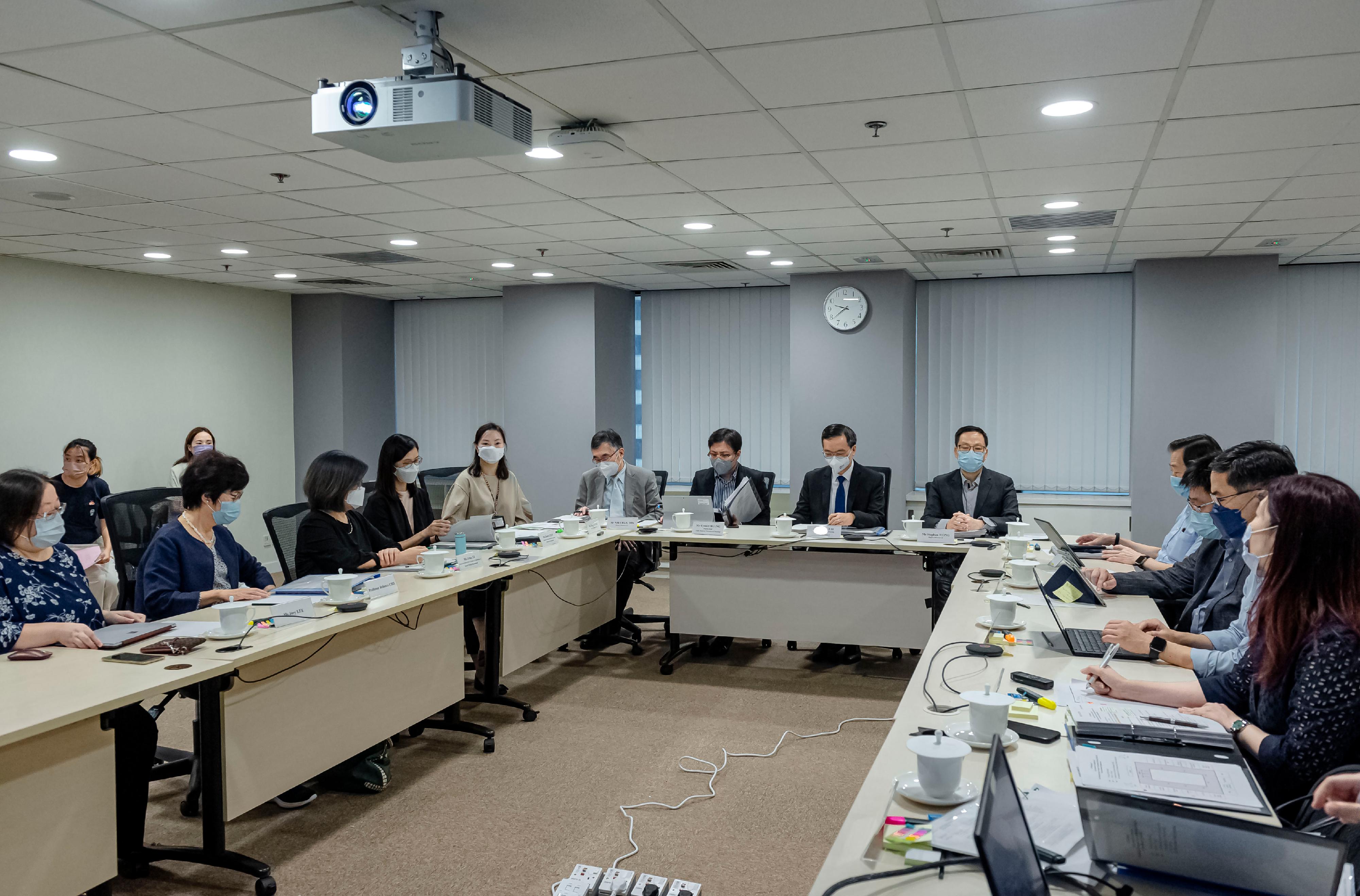 The Under Secretary for Housing, Mr Victor Tai (sixth right), today (August 30) chairs his first meeting of the Assessment Committee for the Funding Scheme to Support Transitional Housing Projects by Non-government Organisations.
