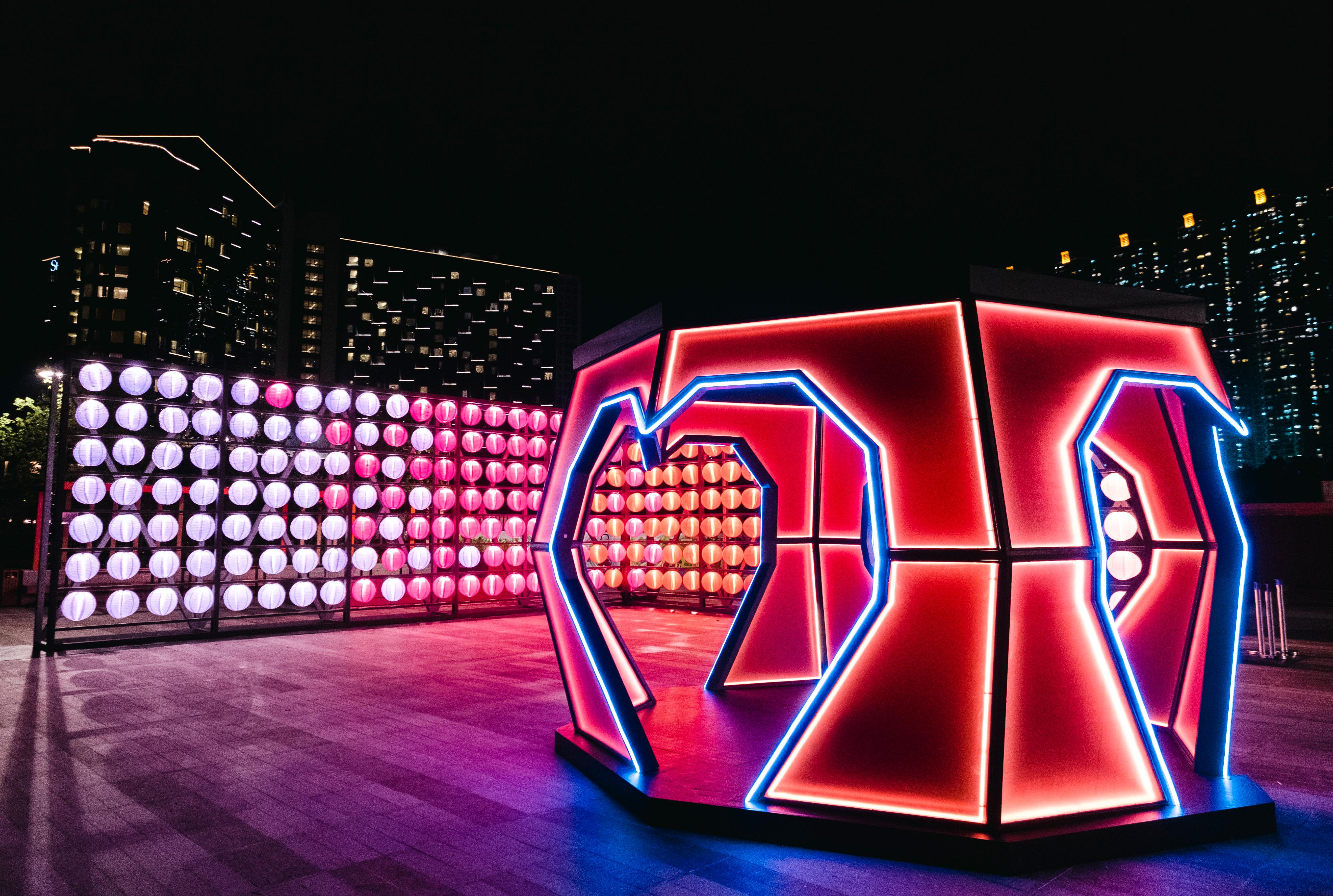 The Sustainable Lantau Office under the Civil Engineering and Development Department will organise the "Love and Reunion" Lantern Festival at Tung Chung East Promenade from tomorrow (September 2) to September 13. Photo shows a giant neon lantern designed by renowned young architect Mr Stanley Siu.