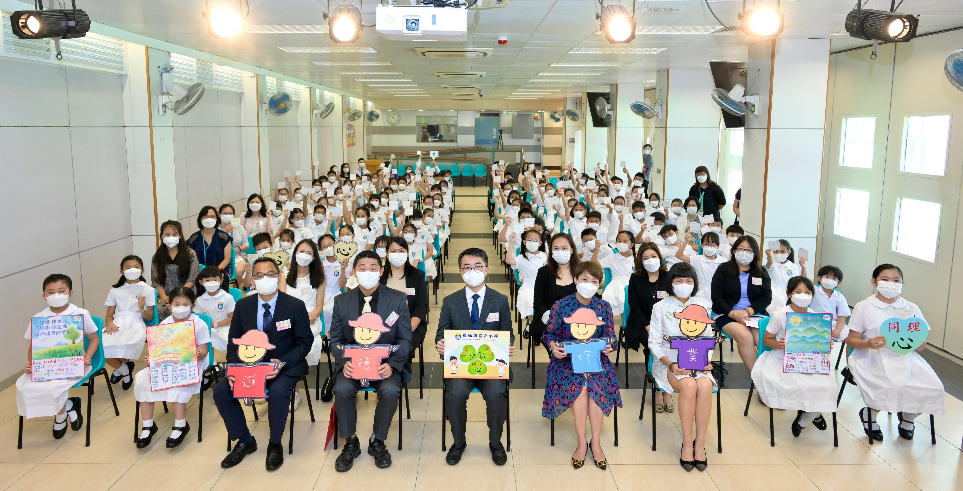The Under Secretary for Education, Mr Sze Chun-fai (front row, centre), visited Farm Road Government Primary School on the first school day today (September 1). The school arranged an activity for students to give away "Start the Day Full of Energy" cheer-up cards, with a view to promoting to fellow students the importance of mental health. Mr Sze took the opportunity to encourage the school to promote the tips and e-reminder for parents on "Home-School Collaboration: Welcome to the New School Year" produced by the Education Bureau to parents.