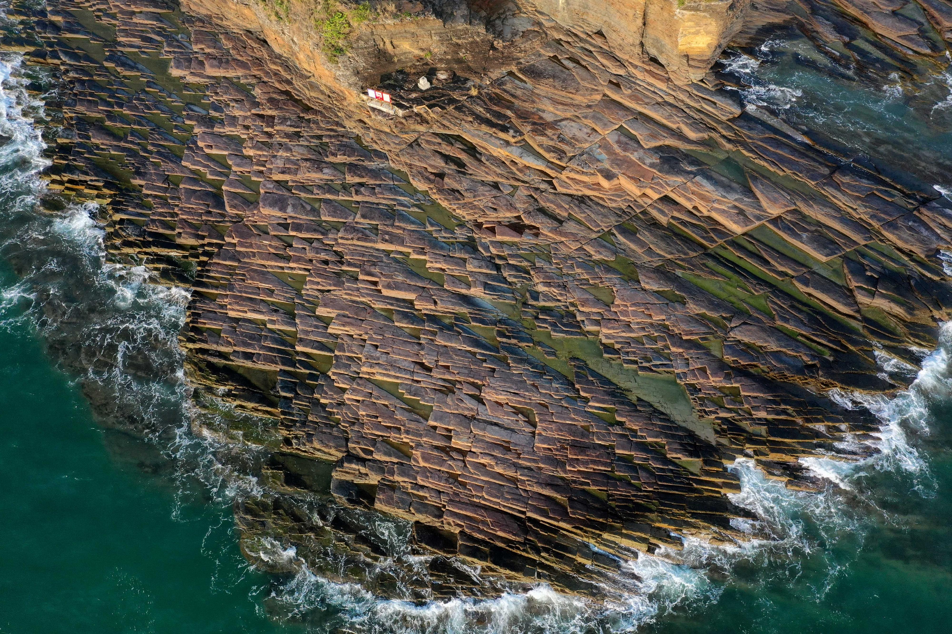 漁農自然護理署今日（九月一日）公布香港郊野公園攝影暨短片比賽結果。圖示由梁罡銓拍攝的風景攝影組亞軍作品「石鱗遍岸」。