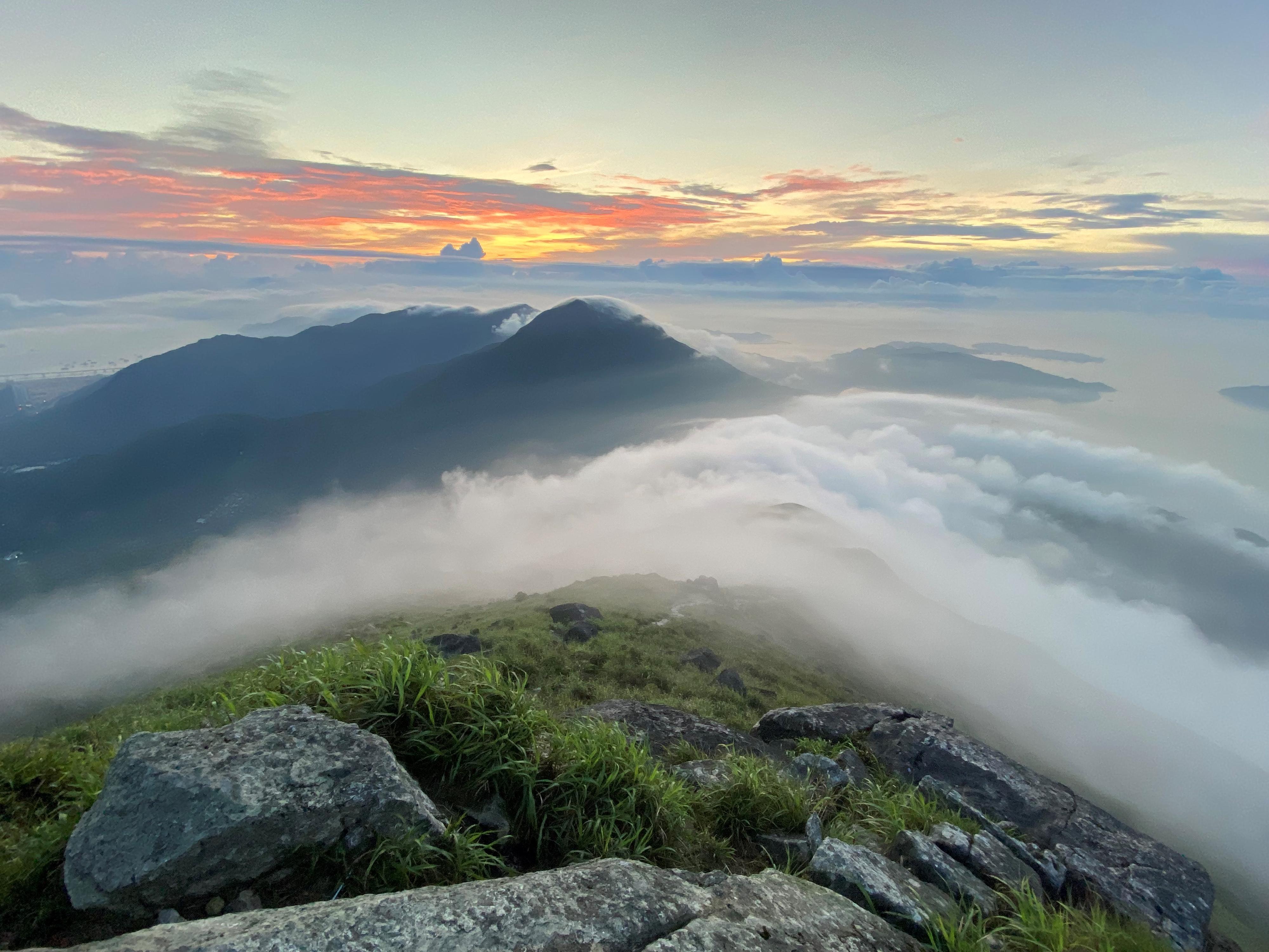 The Agriculture, Fisheries and Conservation Department announced the results of the Hong Kong Country Parks Photo cum Video Competition today (September 1). Photo shows "Lantau and Sunset Peak", the second runner-up of the mobile landscape photography category, taken by Leung Wai-kei.