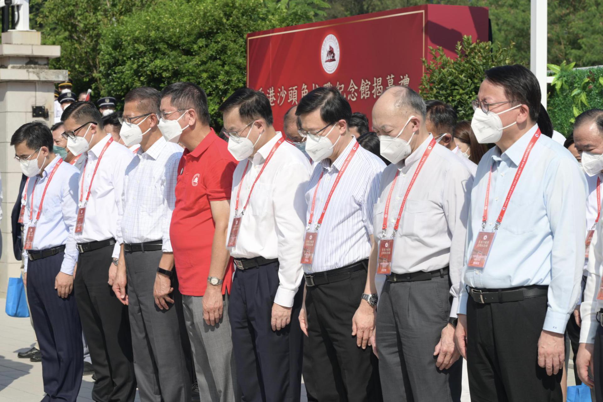 行政長官李家超今日（九月三日）出席香港沙頭角抗戰紀念館揭幕典禮。圖示李家超（右三）、政務司司長陳國基（右一）、財政司司長陳茂波（左三）和其他嘉賓在儀式上默哀。