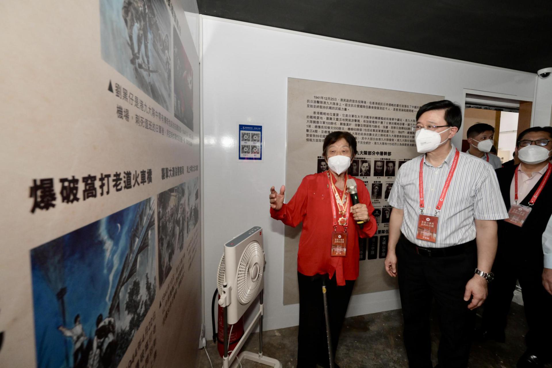行政長官李家超今日（九月三日）出席香港沙頭角抗戰紀念館揭幕典禮。圖示李家超（右三）參觀展覽。