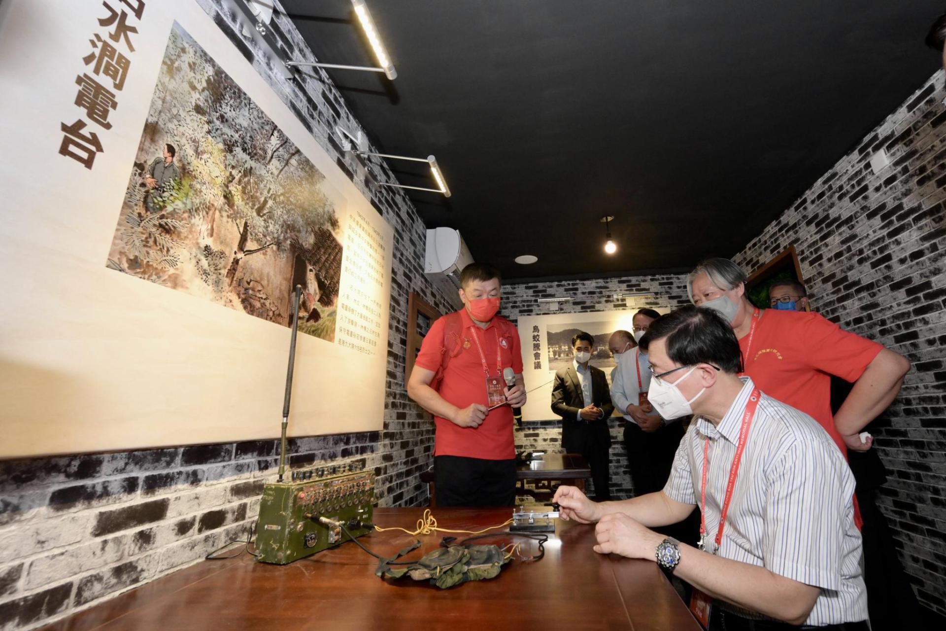 行政長官李家超今日（九月三日）出席香港沙頭角抗戰紀念館揭幕典禮。圖示李家超（右二）參觀展覽。