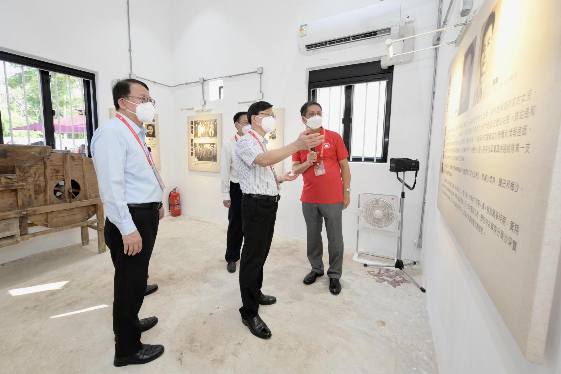 行政長官李家超今日（九月三日）出席香港沙頭角抗戰紀念館揭幕典禮。圖示李家超（中）在政務司司長陳國基（左一）陪同下參觀展覽。