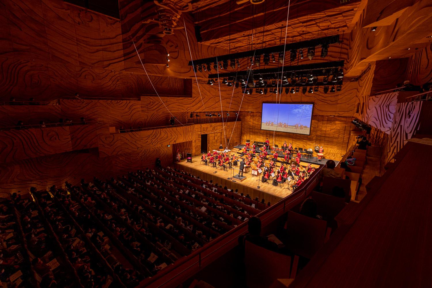 The Hong Kong Economic and Trade Office, Sydney, presented the "HK 25 & Chao Feng 40" Chinese music concert in Melbourne, Australia, yesterday (September 4) to celebrate the 25th anniversary of the establishment of the Hong Kong Special Administrative Region and promote traditional Chinese music. The concert was well-received by over 900 guests.