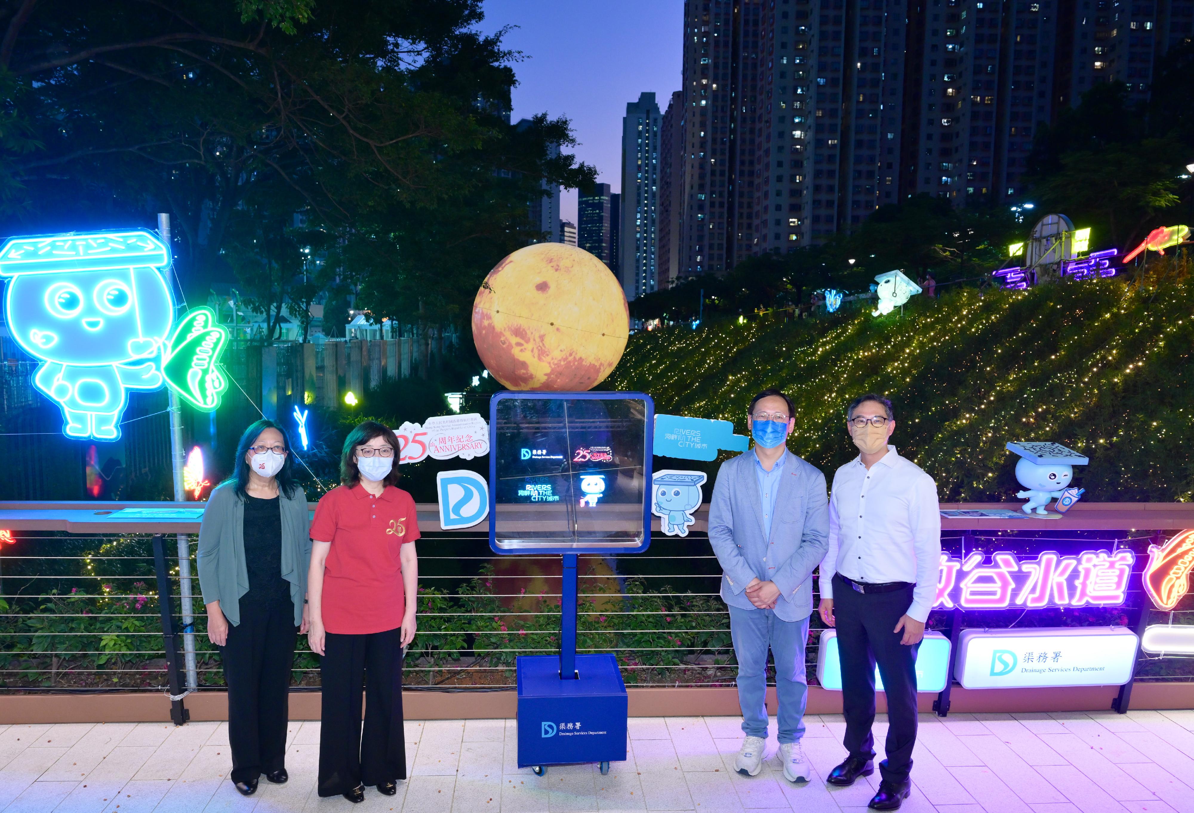 The Drainage Services Department is holding a Mid-Autumn Lighting Festival at Jordan Valley Channel and Kai Tak River from today (September 5) to September 18. Photo shows (from left) the Director of Drainage Services, Ms Alice Pang; the Secretary for Development, Ms Bernadette Linn; the Chairman of Kwun Tong District Council, Mr Wilson Or; and the Permanent Secretary for Development (Works), Mr Ricky Lau, officiating at the lighting ceremony.