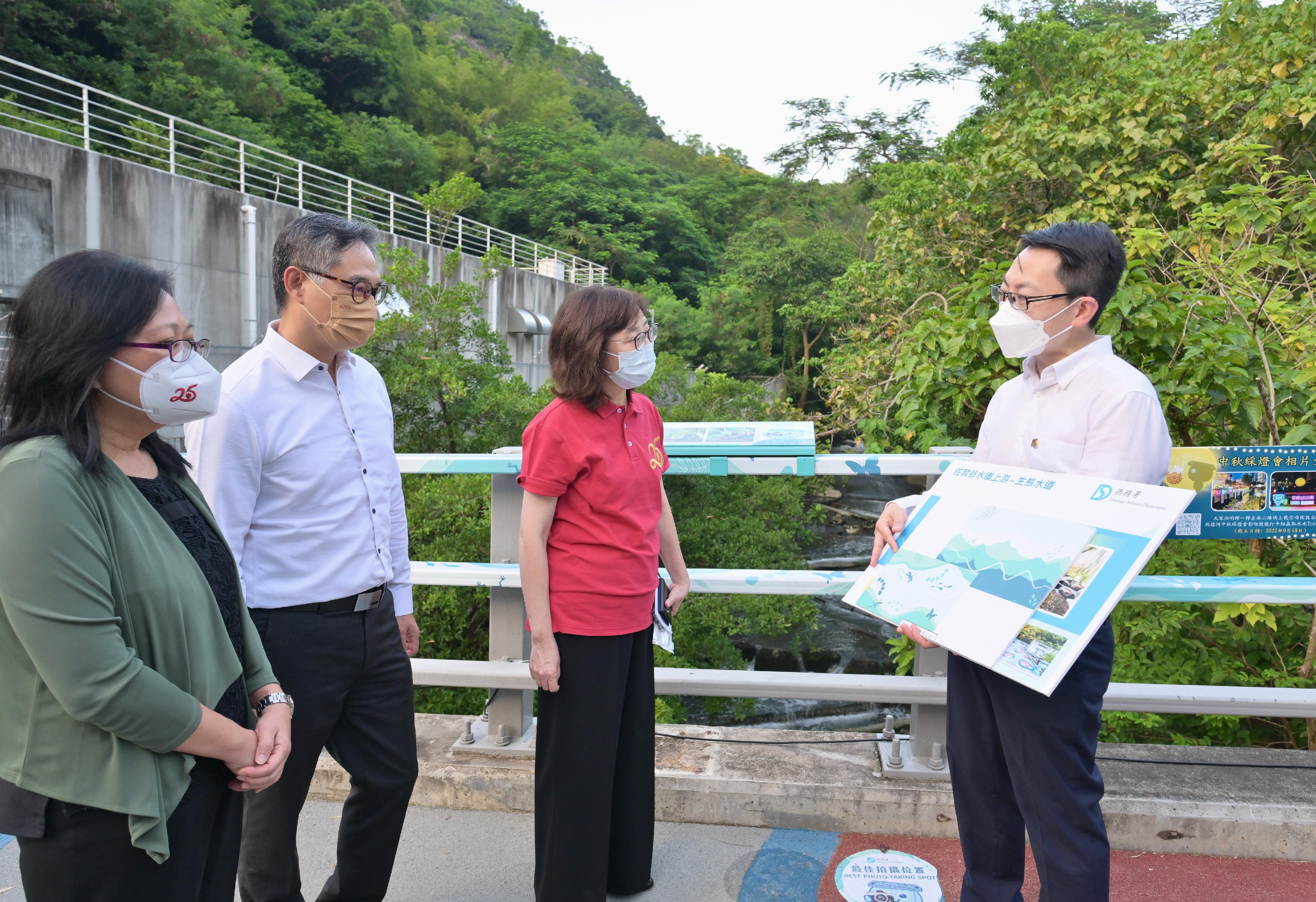 The Drainage Services Department (DSD) is holding a Mid-Autumn Lighting Festival at Jordan Valley Channel and Kai Tak River from today (September 5) to September 18. Photo shows the Secretary for Development, Ms Bernadette Linn (third left), receiving a briefing on the Revitalisation Works of Jordan Valley Nullah by an officer of the DSD. Looking on are the Permanent Secretary for Development (Works), Mr Ricky Lau (second left); and the Director of Drainage Services, Ms Alice Pang (first left).