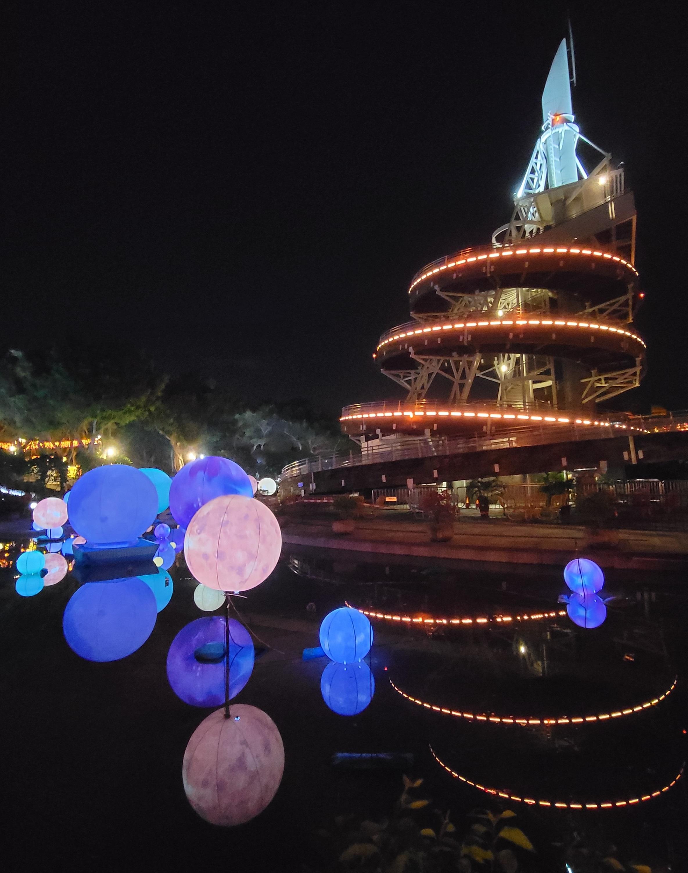 The Leisure and Cultural Services Department will hold the 2022 Mid-Autumn Lantern Displays from September 7 to 12 to enhance the festive atmosphere and celebrate the 25th anniversary of the establishment of the Hong Kong Special Administrative Region. Photo shows the lantern decorations at Tai Po Waterfront Park, featuring themes of "Round" and "Union" to symbolise reunions and togetherness among family and friends.
 

