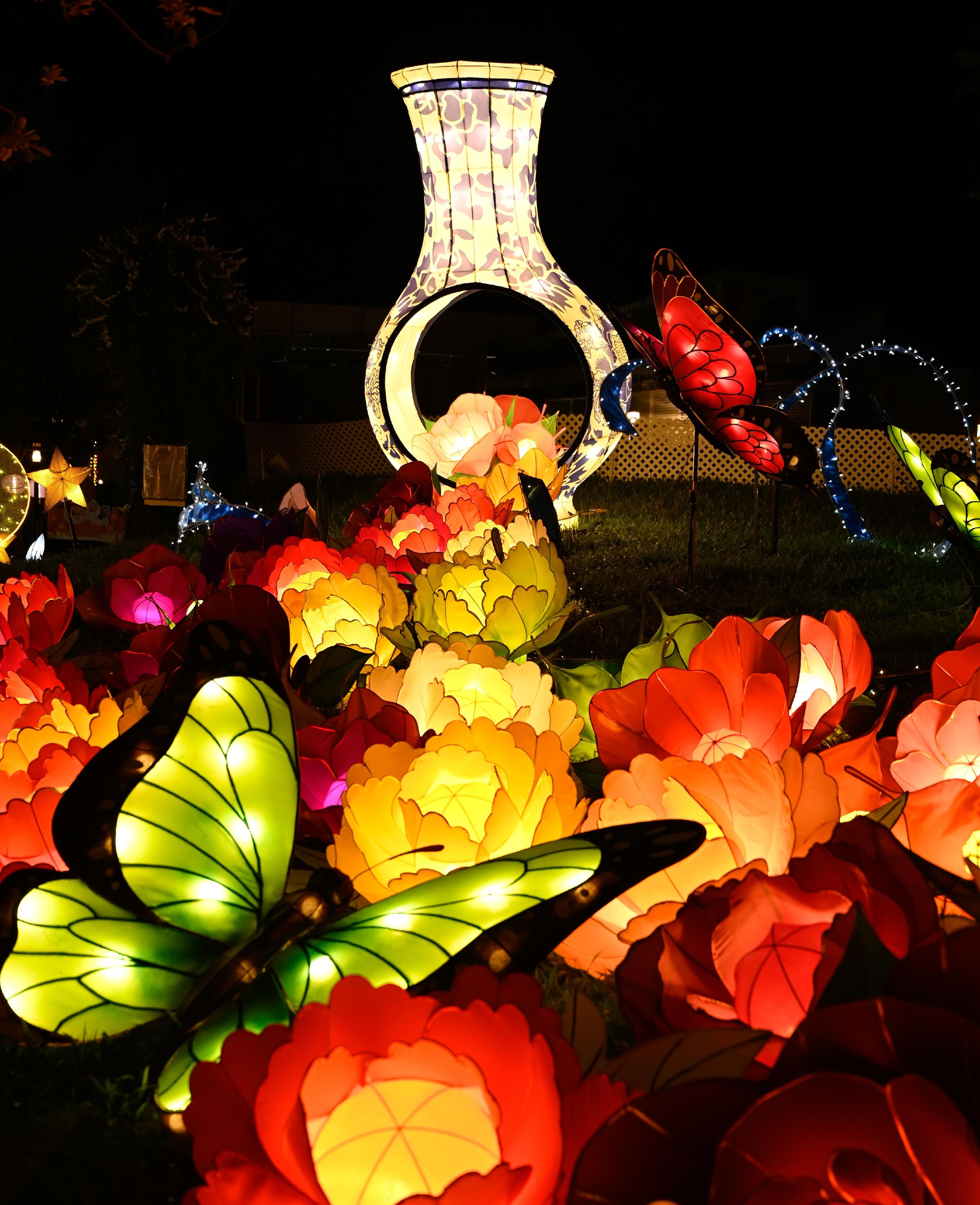 康樂及文化事務署於九月七日至十二日舉辦壬寅年中秋綵燈展，為市民大眾增添節日氣氛，共慶香港特別行政區成立二十五周年。圖示東涌文東路公園的燈飾，以滿園繁花綵燈，帶給市民色彩繽紛的樂園。