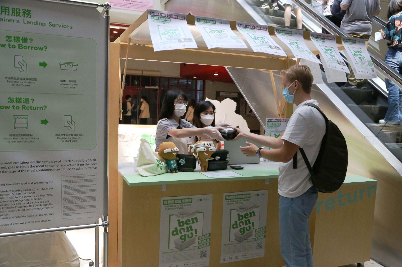 The Environmental Campaign Committee today (September 5) launched the Pilot Scheme for Lending of Reusable Meal Containers, which operates under the "ben don go!" name, in seven universities to promote a plastic-free takeaway culture. Photo shows a participant borrowing a reusable meal container at a university service point and practising a plastic-free takeaway culture.