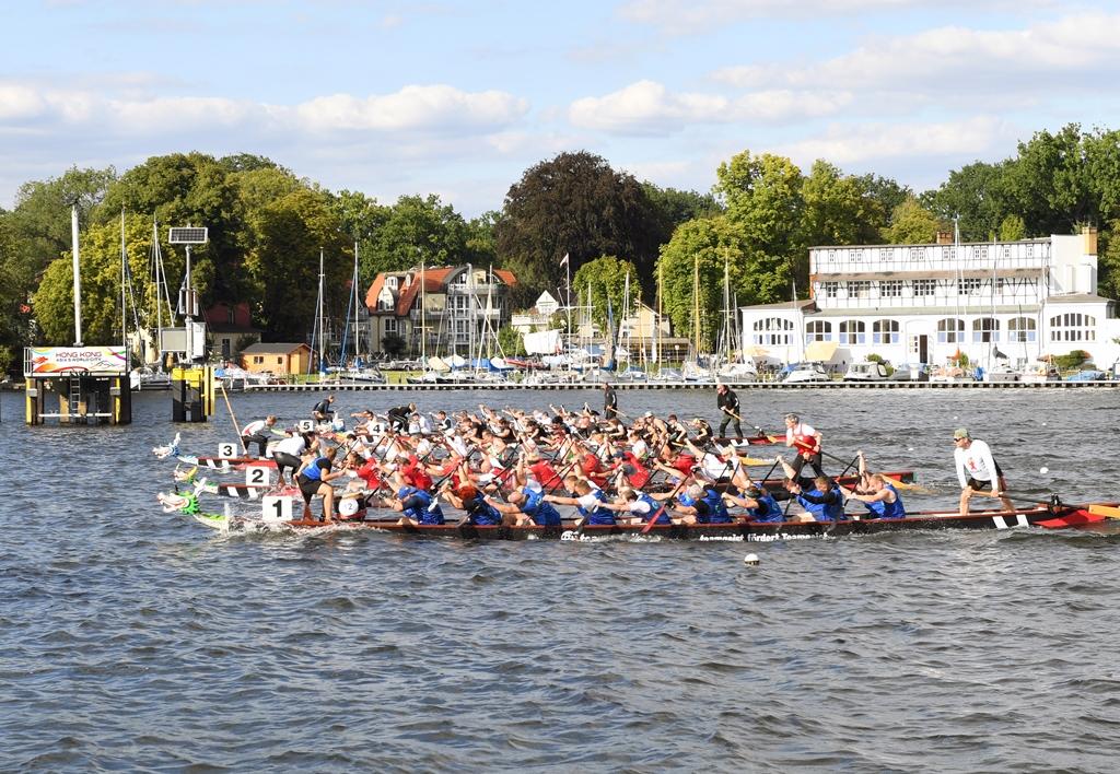 As part of a series of activities in celebration of the 25th anniversary of the establishment of the Hong Kong Special Administrative Region, the Hong Kong Economic and Trade Office, Berlin sponsored the 23rd Hongkong-Berlin City Cup. Photo shows the Dragon boat race in Berlin, Germany on September 3 (Berlin time).