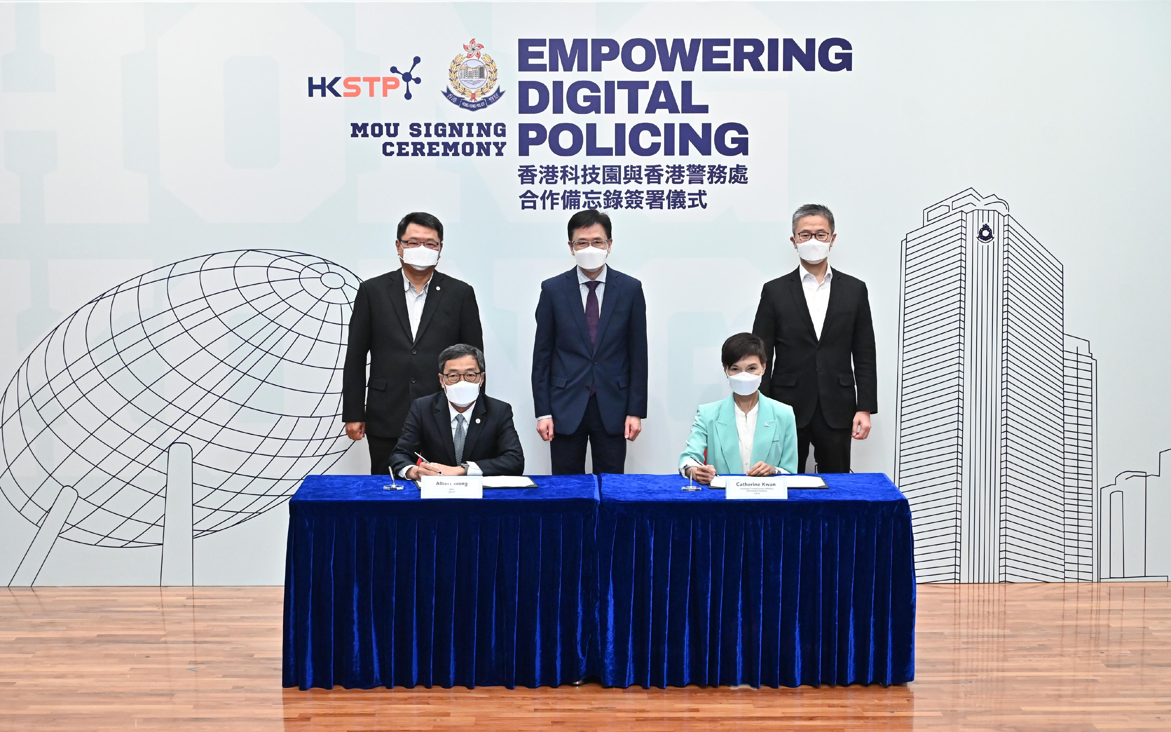 The Hong Kong Police Force and the Hong Kong Science and Technology Parks Corporation (HKSTP) today (September 6) signed a Memorandum of Understanding (MoU). Witnessed by the Secretary for Innovation, Technology and Industry, Professor Sun Dong (back row, centre); the Chairman of the HKSTP, Dr Sunny Chai (back row, left) and the Commissioner of Police, Mr Siu Chak-yee (back row, right), the Chief Executive Officer of the HKSTP, Mr Albert Wong (front row, left) and Assistant Commissioner of Police, Information Systems, Ms Catherine Kwan (front row, right) signed the MoU to drive digital policing and nurture innovation and technology talents.