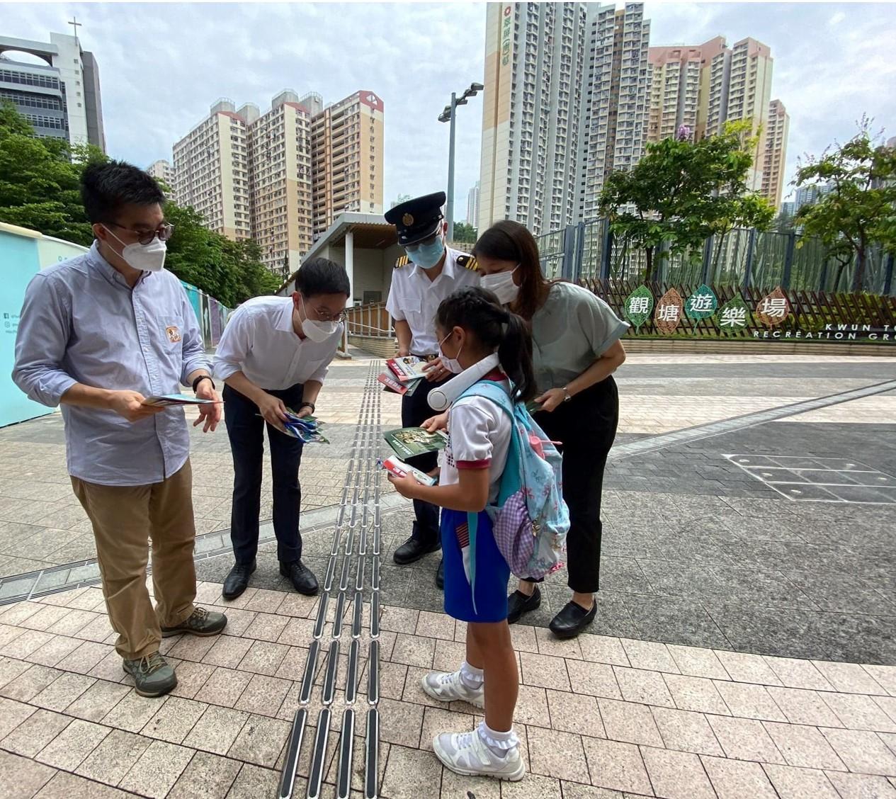 The Home Affairs Department and its District Offices conducted a series of cleaning works, publicity and educational activities during July and August to support the Government Programme on Tackling Hygiene Black Spots launched under the District Matters Co-ordination Task Force. Photo shows Kwun Tong District Office staff, together with local group volunteers, handing out mosquito repellent bags and leaflets to residents for promotion of mosquito and rodent control.