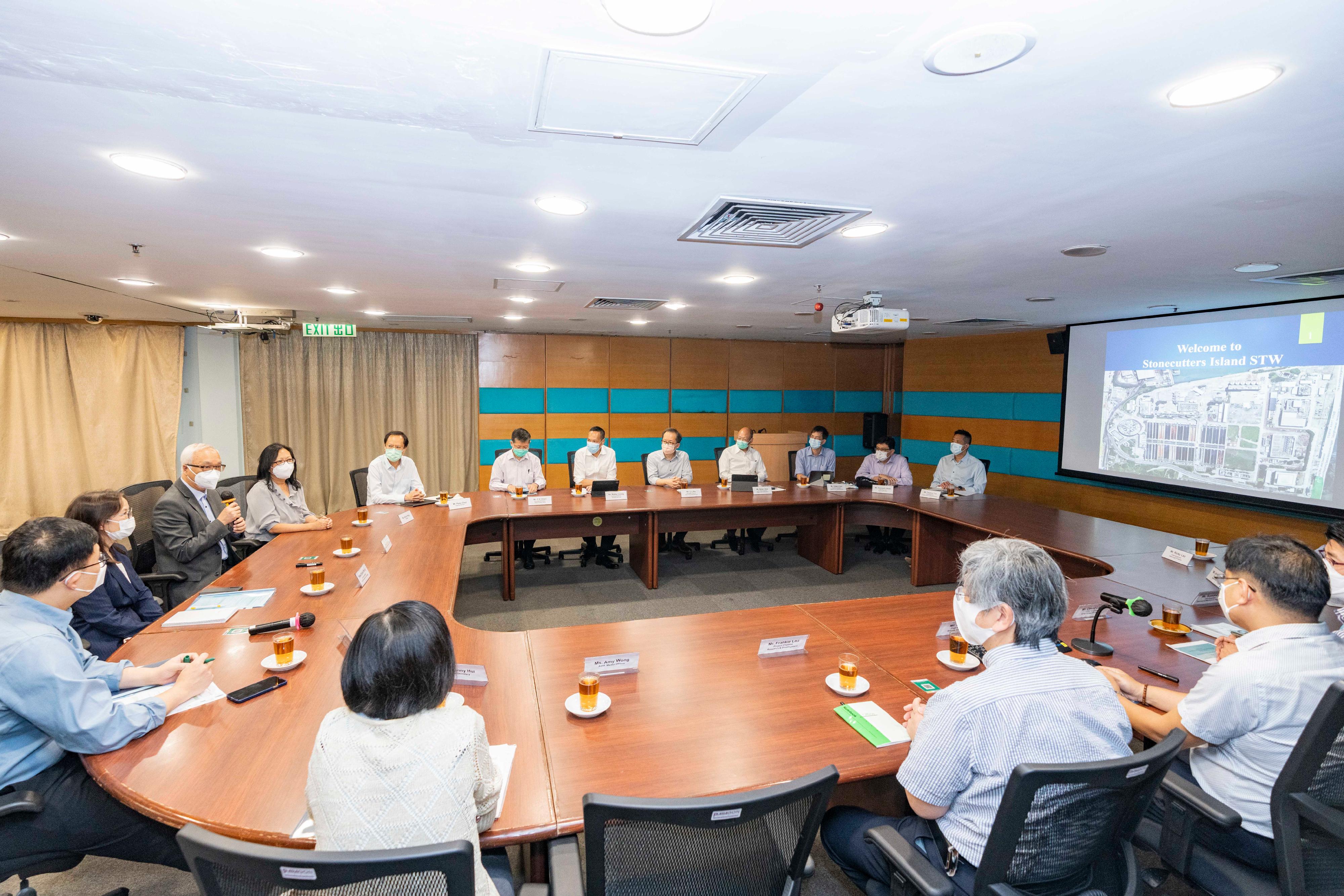 The Secretary for Environment and Ecology, Mr Tse Chin-wan, and the Under Secretary for Environment and Ecology, Miss Diane Wong, today (September 7) visited the Stonecutters Island Sewage Treatment Works of the Drainage Services Department. Photo shows Mr Tse (rear, third left) and Miss Wong (rear, second left) meeting with the Director of Drainage Services, Ms Alice Pang (rear, fourth left), and the directorate staff to learn more about the work of the department.