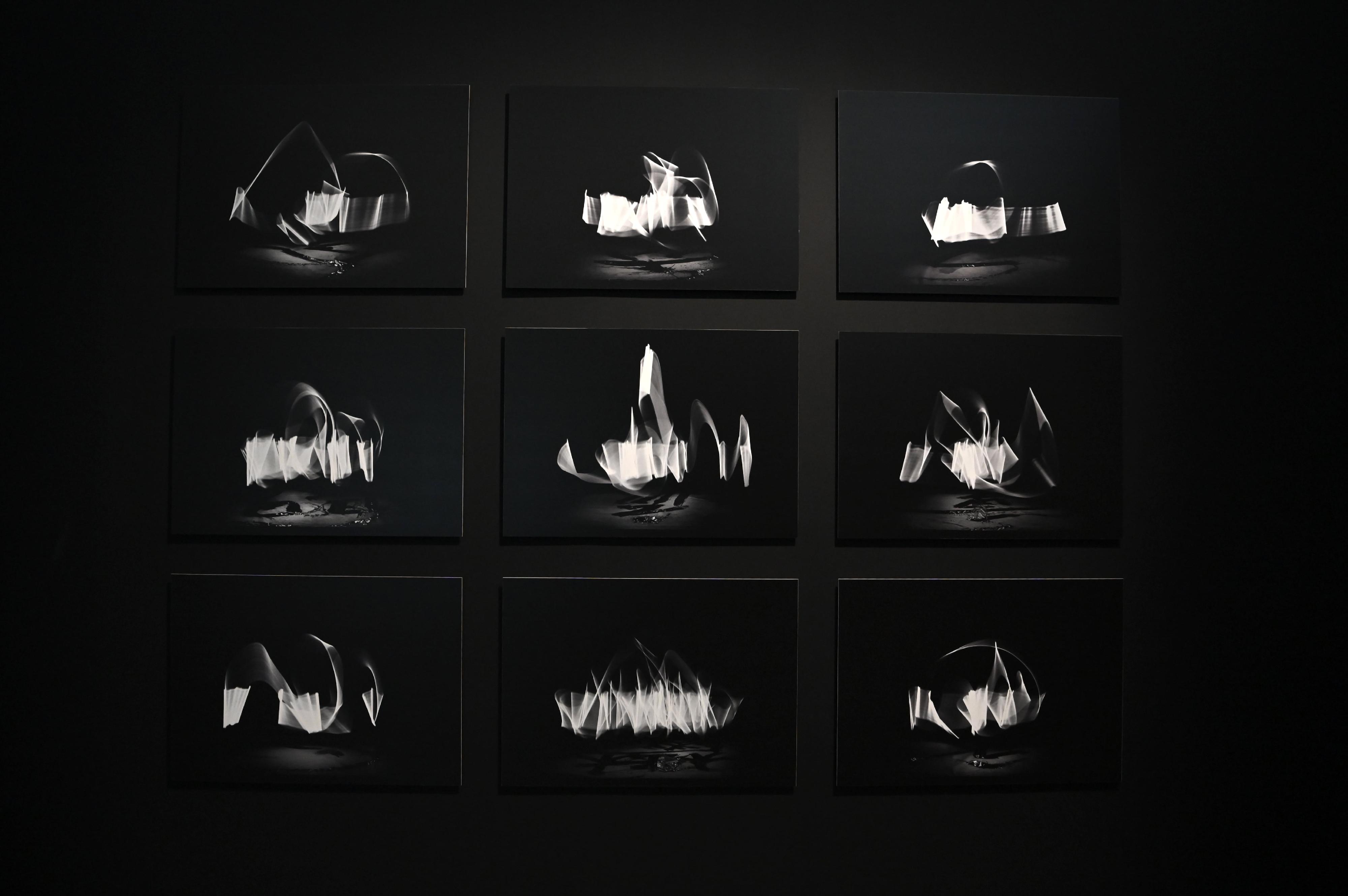 「字由人──漢字創意集」展覽明日（九月九日）起在香港藝術館舉行。圖示日本藝術家川尾朋子和池田航成的數碼錄像及攝影作品《Traces》。