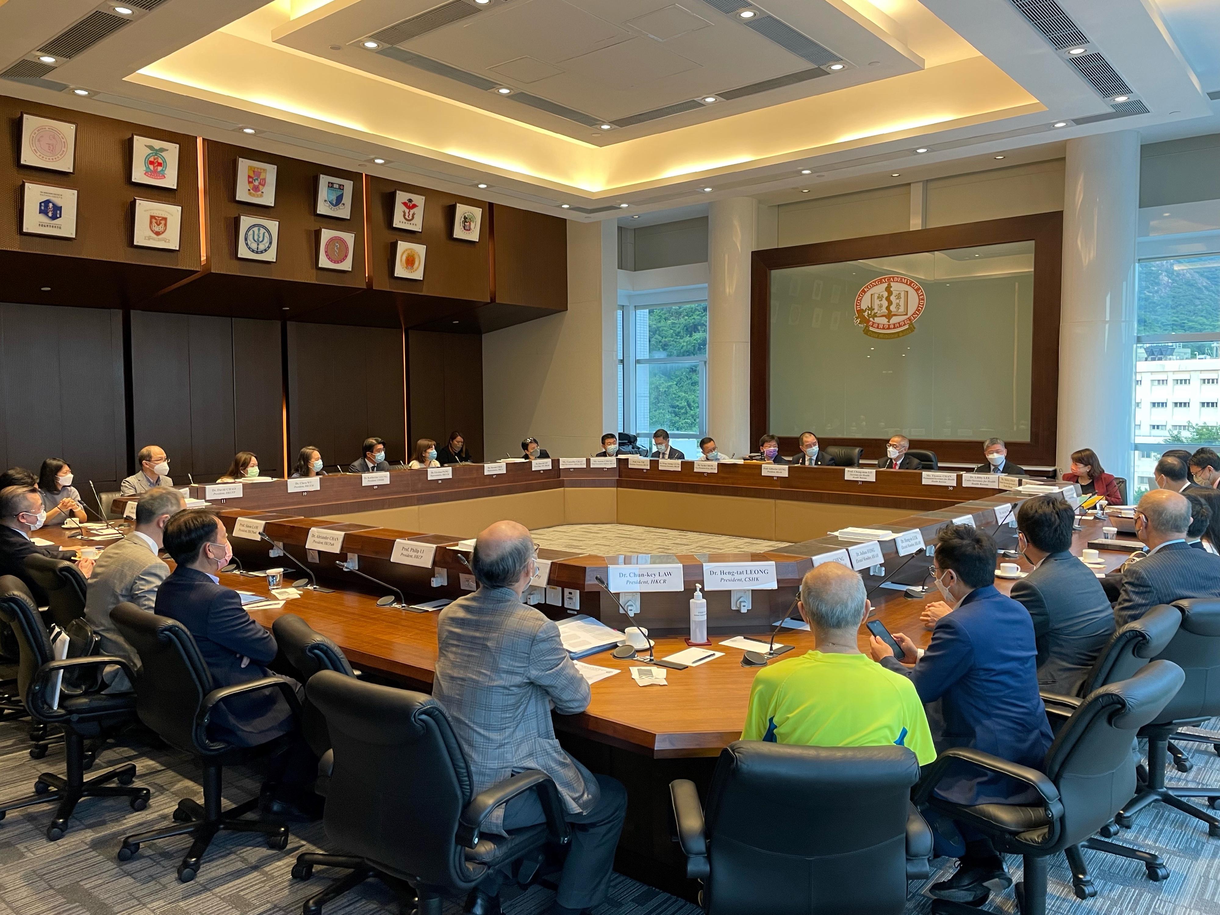 The Secretary for Health, Professor Lo Chung-mau (rear, third right), together with the Permanent Secretary for Health, Mr Thomas Chan (rear, second right), and the Under Secretary for Health, Dr Libby Lee (rear, first right), met with members of the Hong Kong Academy of Medicine today (September 8) to exchange views on various topics in relation to Hong Kong’s healthcare system.
