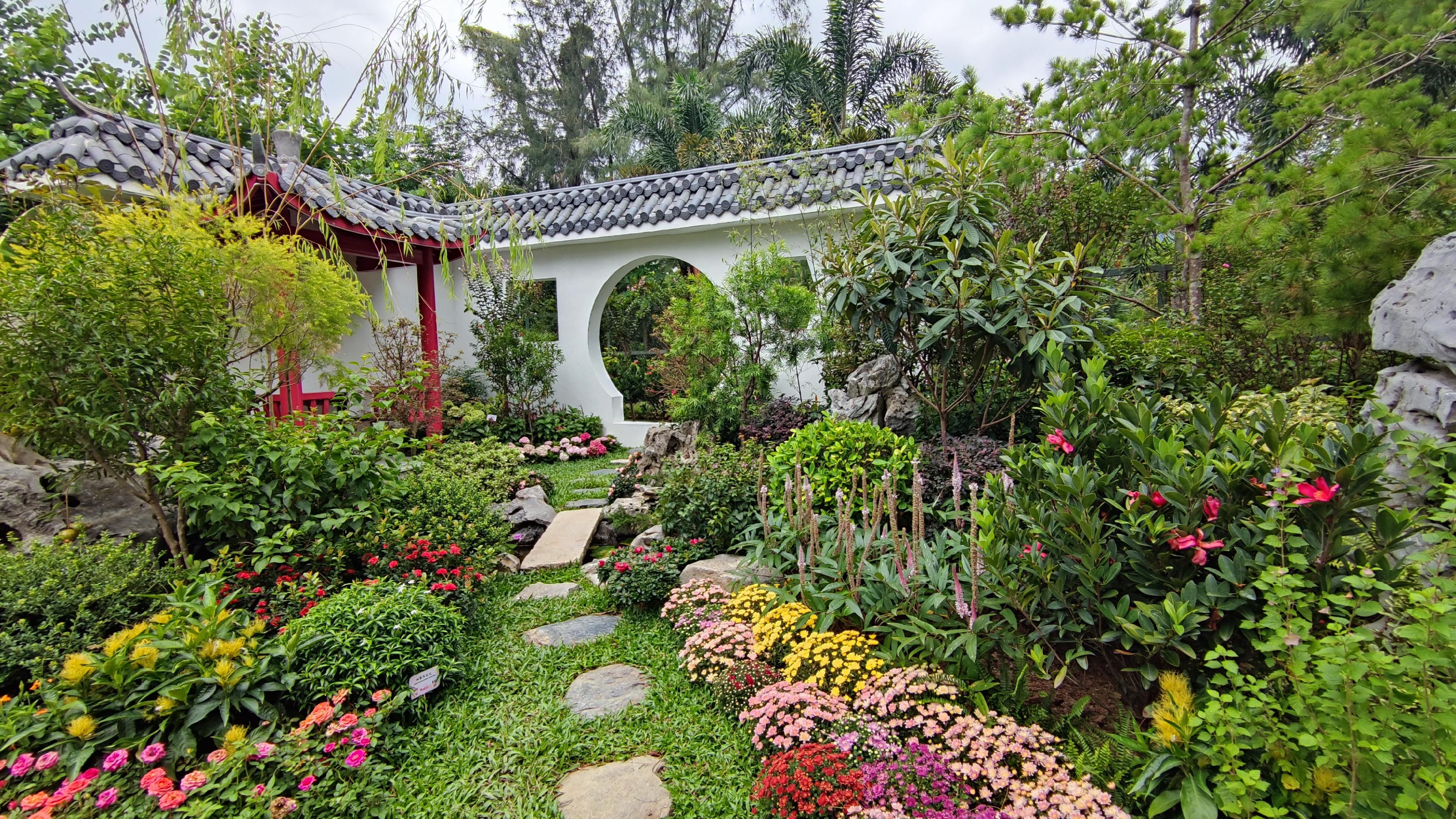 The Leisure and Cultural Services Department today (September 9) implemented phase three of the Blossom Around Town programme. Themed garden plots with Oriental and Western styles will be set up at designated parks in the 18 districts for public appreciation. Photo shows an Oriental style themed garden plot, "Flowers in Bloom．Resonance", at Kowloon Tsai Park.
