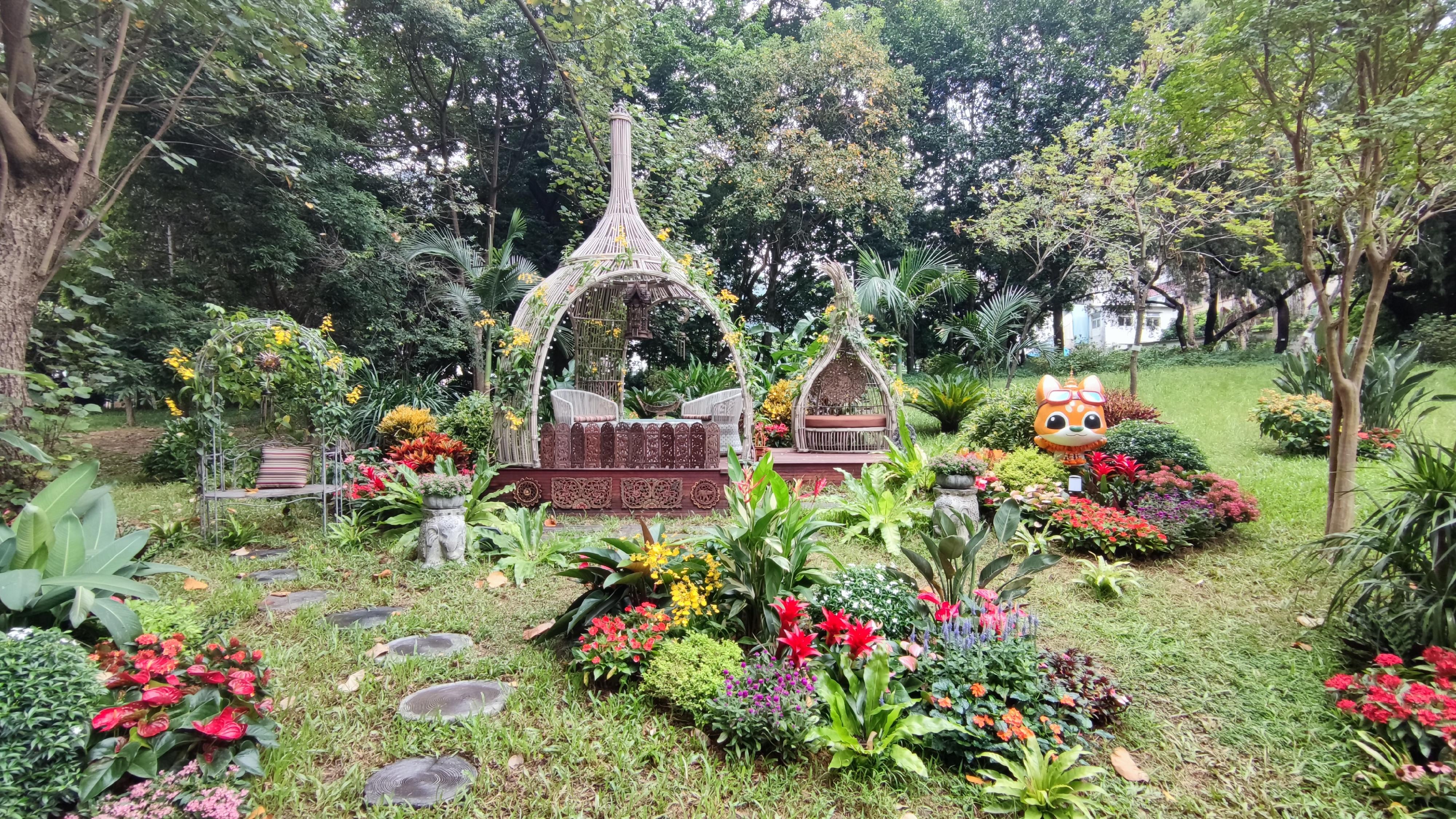 The Leisure and Cultural Services Department today (September 9) implemented phase three of the Blossom Around Town programme. Themed garden plots with Oriental and Western styles will be set up at designated parks in the 18 districts for public appreciation. Photo shows an Oriental style themed garden plot, "Long Vacation", at Yeung Siu Hang Garden in Tuen Mun.

