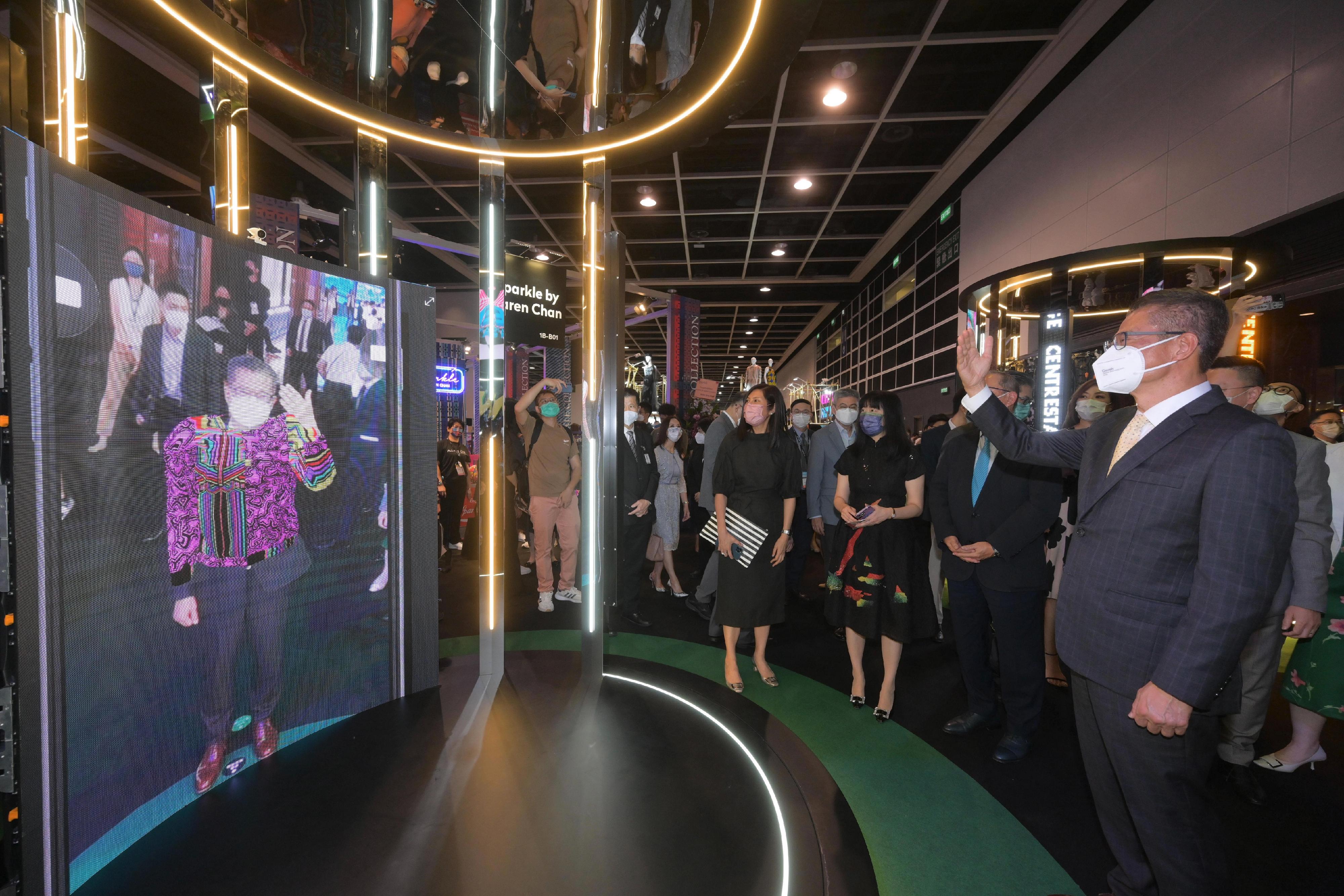 The Financial Secretary, Mr Paul Chan, attended the opening ceremony of Centrestage Elites 2022 today (September 9). Photo shows Mr Chan (first right) touring the exhibition.