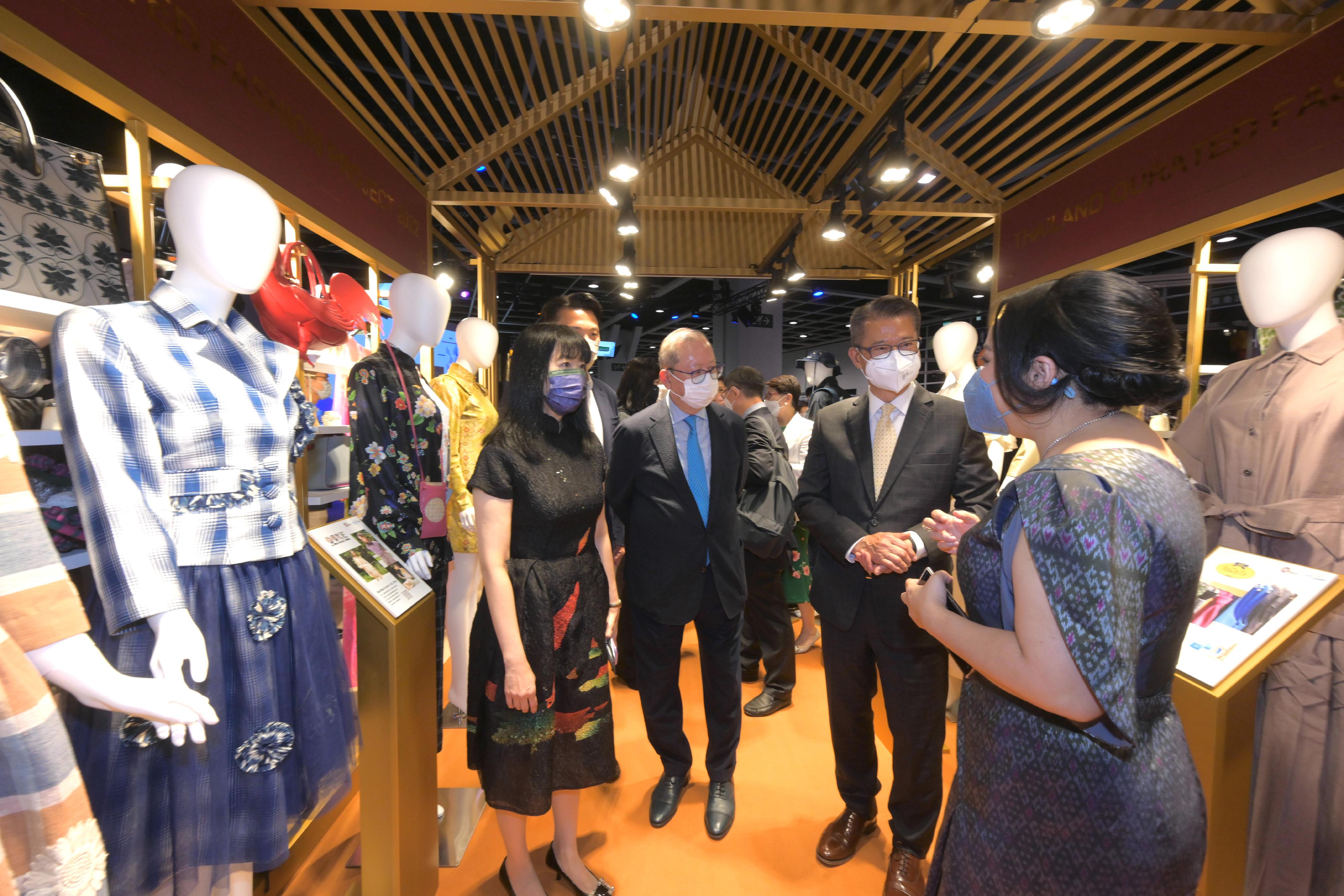The Financial Secretary, Mr Paul Chan, attended the opening ceremony of Centrestage Elites 2022 today (September 9). Photo shows Mr Chan (second right) touring the exhibition.