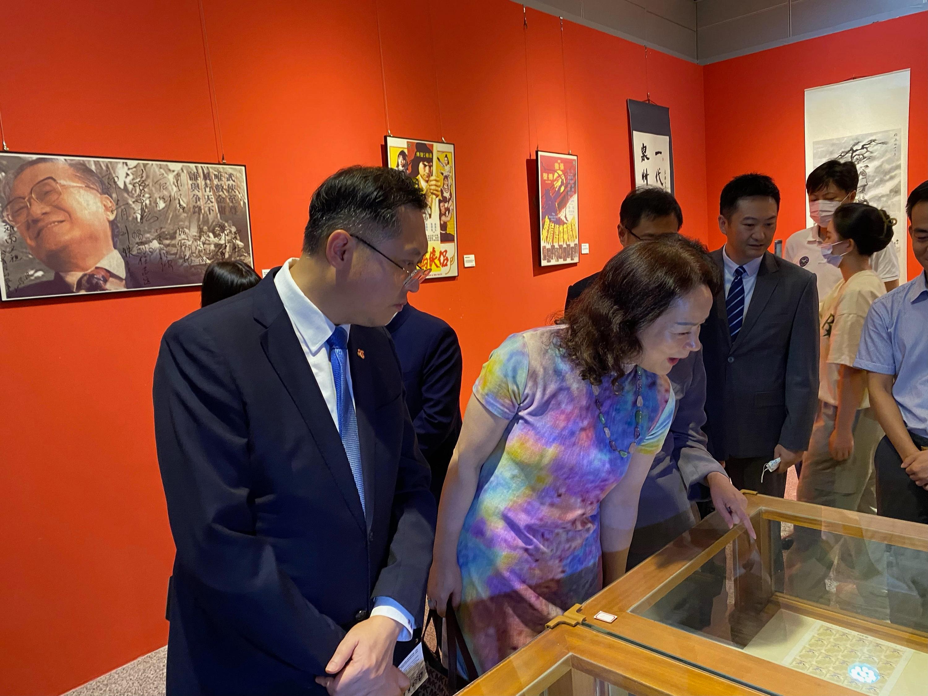 A themed exhibition on the veteran journalist and renowned writer, Dr Louis Cha (pen name Jin Yong), was officially opened today (September 9) at the Hubei Provincial Library in Wuhan. Photo shows the Director of the Hong Kong Economic and Trade Office in Wuhan, Mr Franco Kwok (first left), the Director General of the Hong Kong and Macao Affairs Office of Hubei Province, Ms Zhang Xiao-mei (second left), and other guests touring the exhibition.