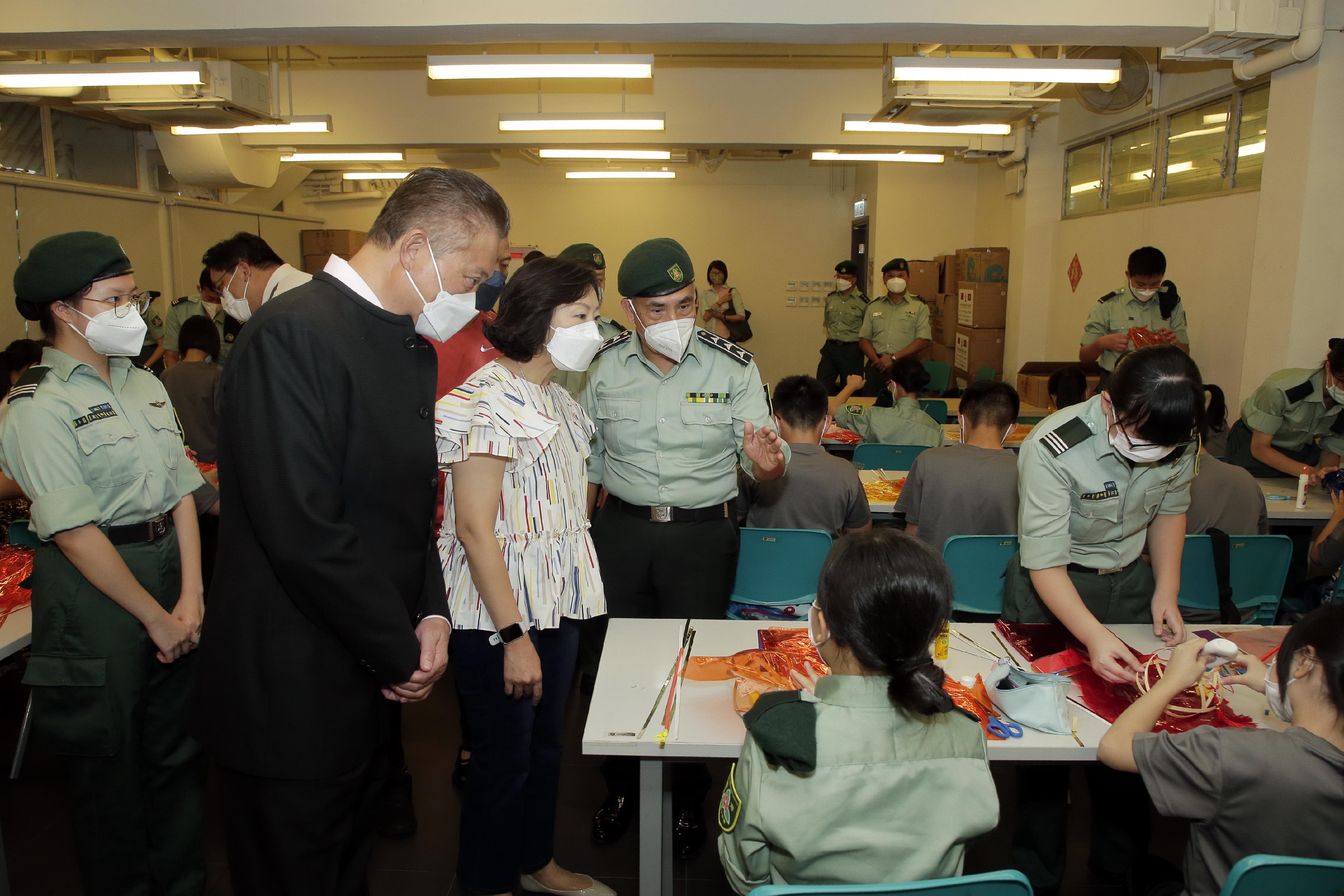 民政及青年事務局局長麥美娟今日（九月十日）到訪香港青少年軍總會。圖示麥美娟（左三）觀看總會的青少年成員製作燈籠，迎接中秋。
