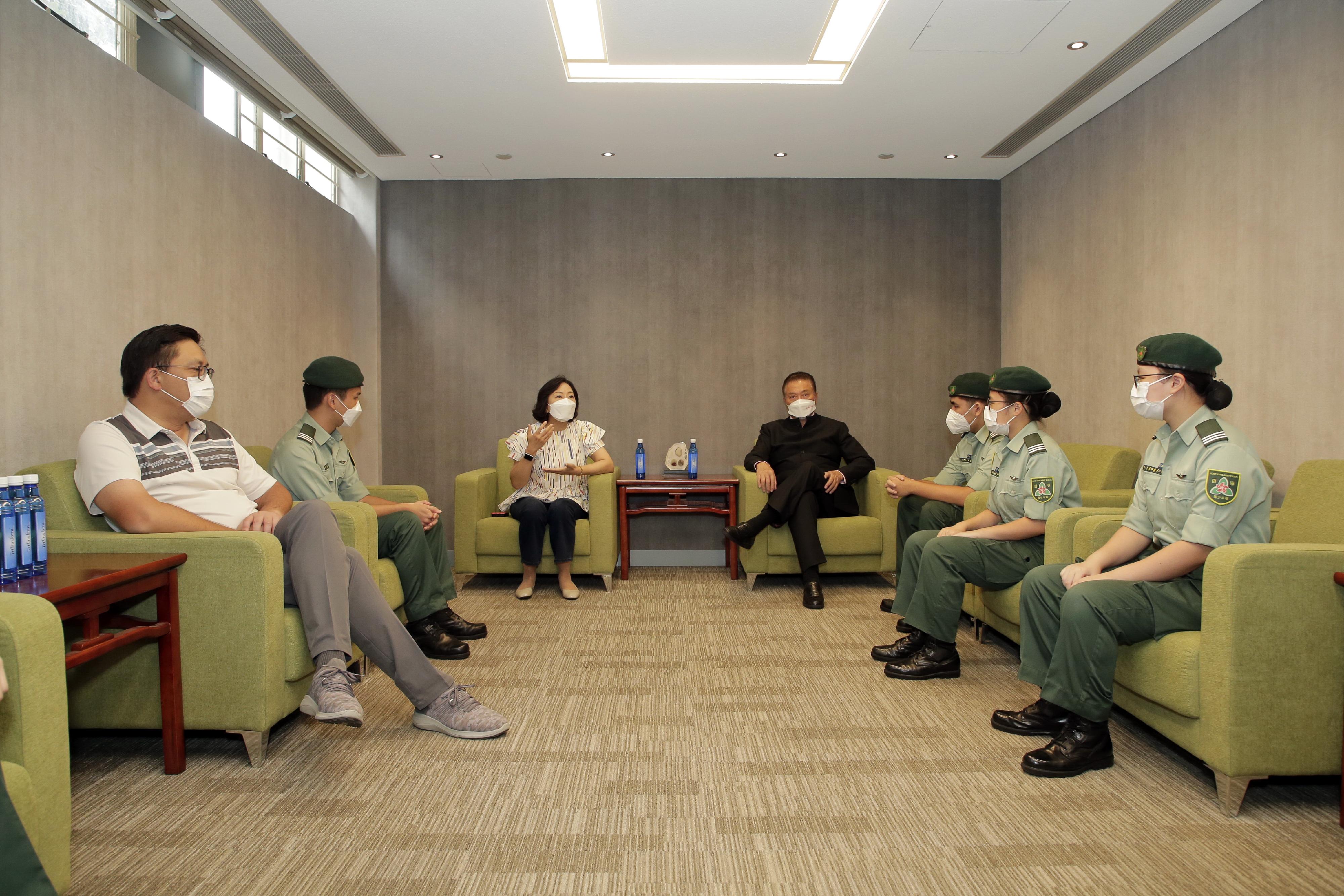 民政及青年事務局（民青局）局長麥美娟今日（九月十日）到訪香港青少年軍總會。圖示麥美娟（左三）及民青局副局長梁宏正（左一）與總會的青少年成員交流。
