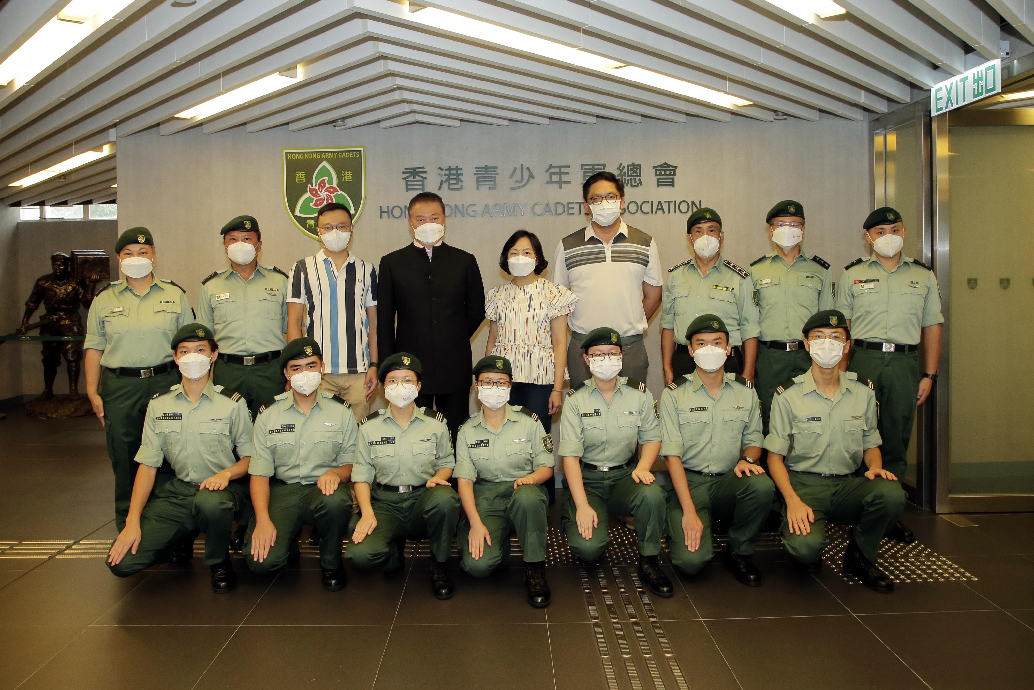 The Secretary for Home and Youth Affairs, Miss Alice Mak, today (September 10) visited the Hong Kong Army Cadets Association (HKACA). Photo shows Miss Mak (back row, centre) and the Under Secretary for Home and Youth Affairs, Mr Clarence Leung (back row, fourth right), with young cadets at the HKACA.


