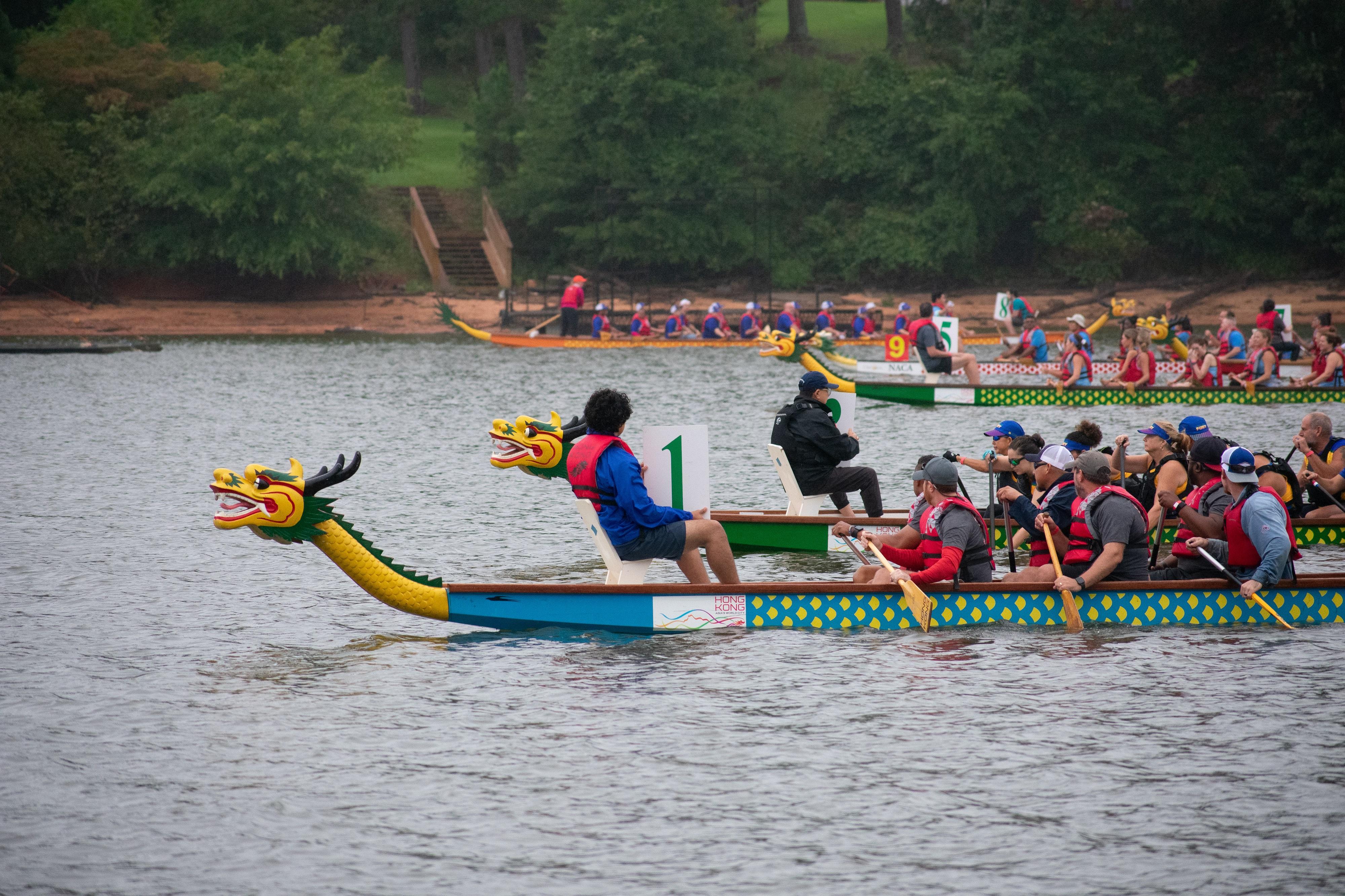 Supported by the Hong Kong Economic and Trade Office in New York, the Atlanta
Hong Kong Dragon Boat Festival celebrated its grand return at the Lake Lanier Olympic Park on September 10 (Atlanta time), with 56 teams from Florida, Georgia, North Carolina, South Carolina, and Tennessee participating.