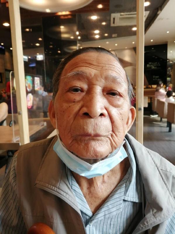 Wong Shi-hung, aged 84, is about 1.6 metres tall, 50 kilograms in weight and of thin build. He has a round face with yellow complexion and short white hair. He was last seen wearing a greyish blue short-sleeved shirt, grey vest, black trousers, grey slippers and carrying a red umbrella.
