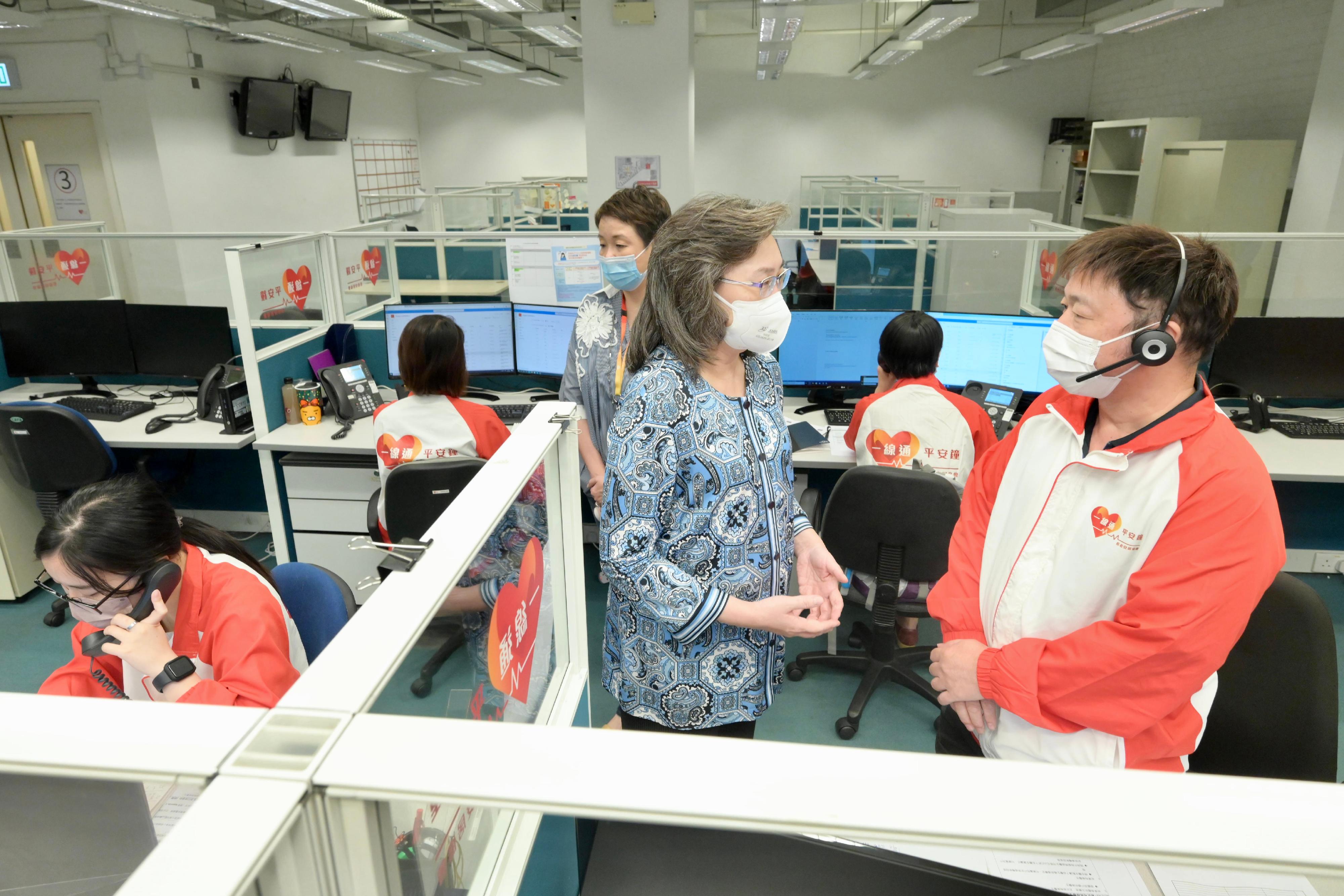 The Secretary for the Civil Service, Mrs Ingrid Yeung, today (September 14) visited a call centre of the Senior Citizen Home Safety Association to learn from its staff about the work of contacting elderly persons who have not received COVID-19 vaccination. Photo shows Mrs Yeung (standing, second right) chatting with a registered nurse (standing, first right) at the call centre to learn about the concerns of the elderly on COVID-19 vaccines.