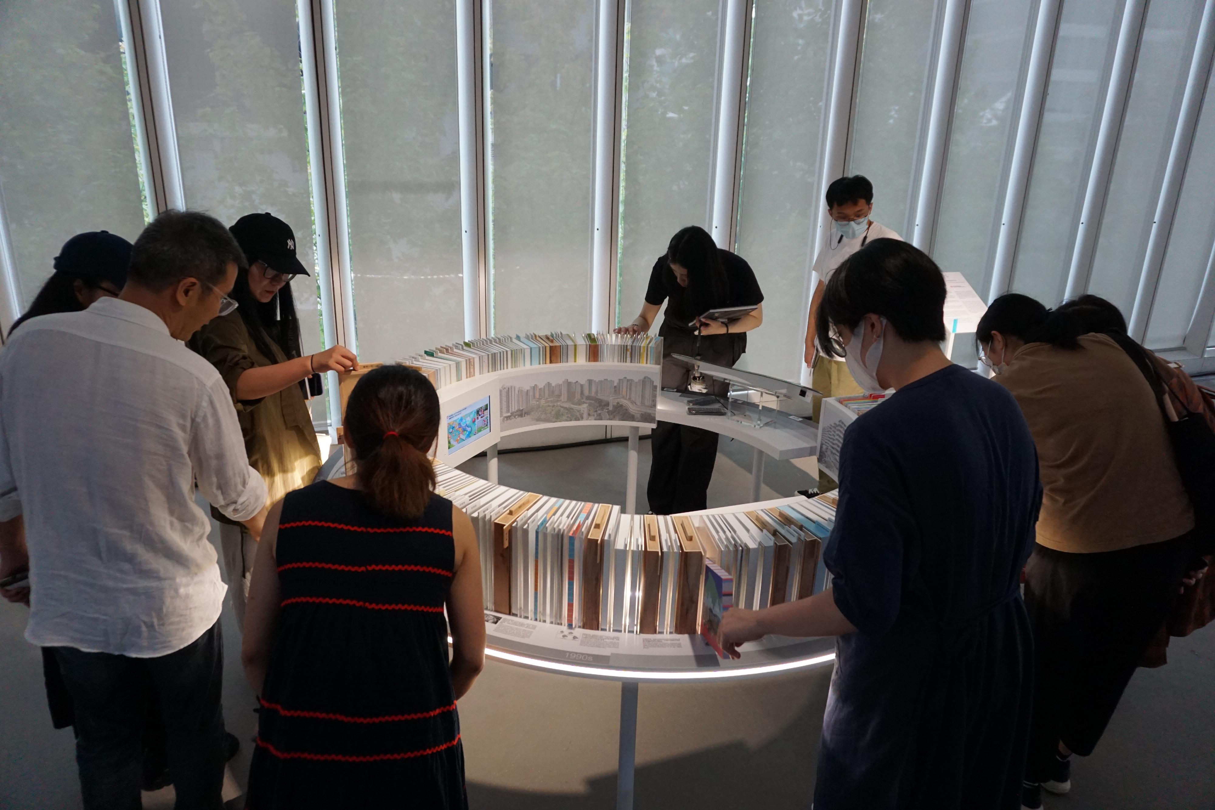 香港房屋委員會（房委會）參與香港建築師學會城市規劃建築設計成就展「越界─回憶.實現.變進」。圖示房委會的展品「廣廈千萬間」。