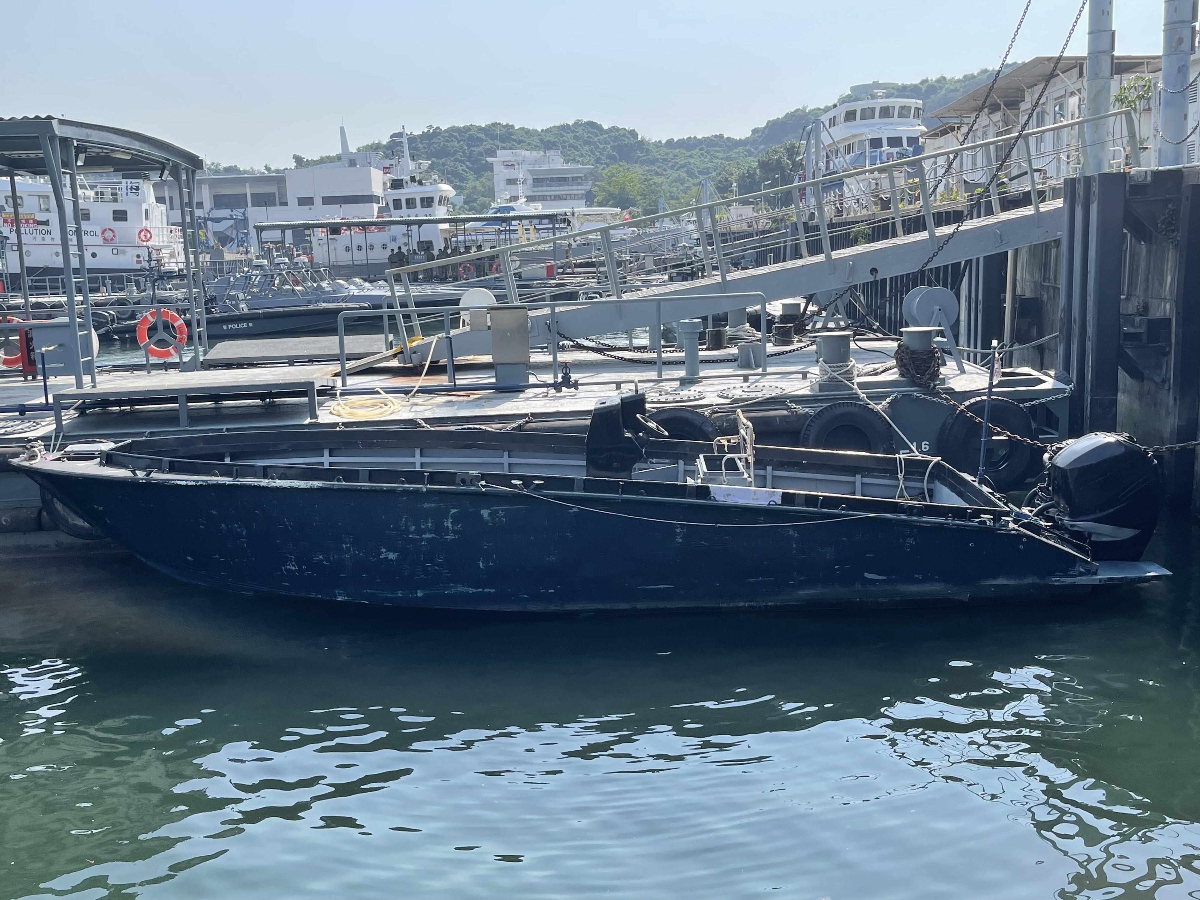 香港海關昨日（九月十三日）在香港東面水域進行反走私行動，偵破一宗涉嫌利用快艇走私的案件，檢獲一批懷疑走私物品，估計市值約八十萬元。圖示涉嫌用作走私貸物的快艇。